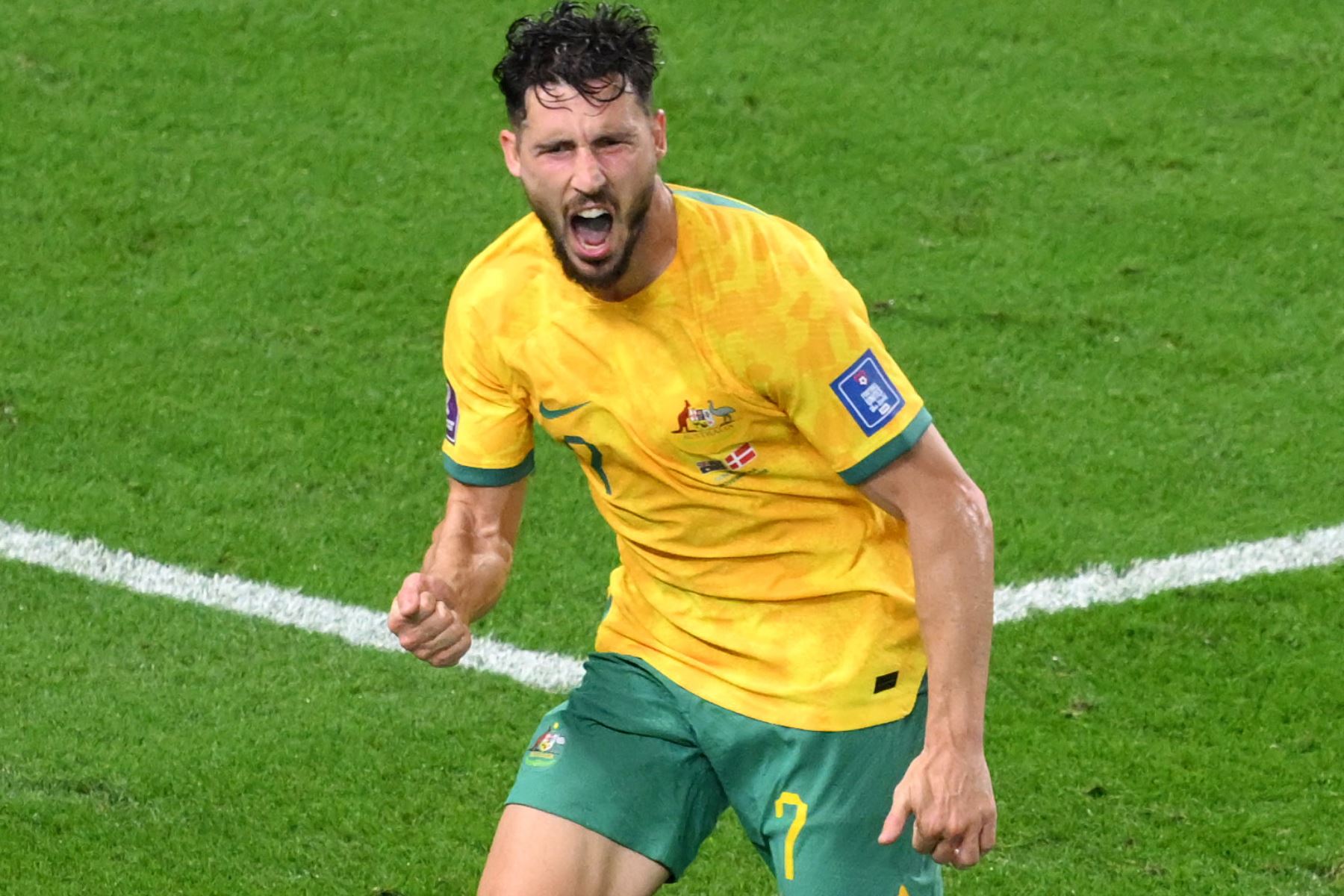 El delantero australiano Mathew Leckie, celebra marcar el primer gol de su equipo durante el partido de fútbol del Grupo D de la Copa Mundial de Catar 2022 entre Australia y Dinamarca. Foto: AFP