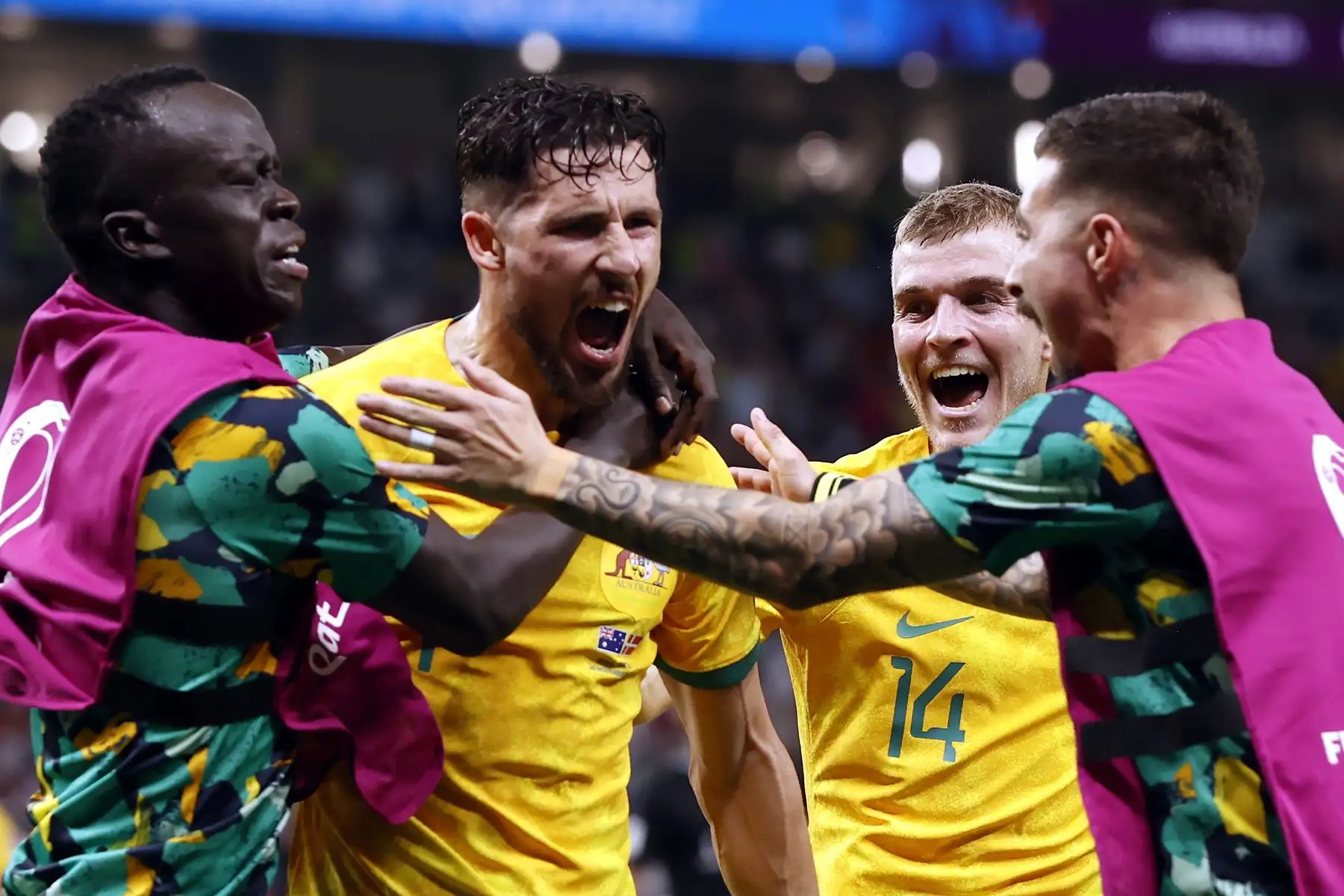 El delantero australiano Mathew Leckie, celebra marcar el primer gol de su equipo durante el partido de fútbol del Grupo D de la Copa Mundial de Catar 2022 entre Australia y Dinamarca. Foto: EFE