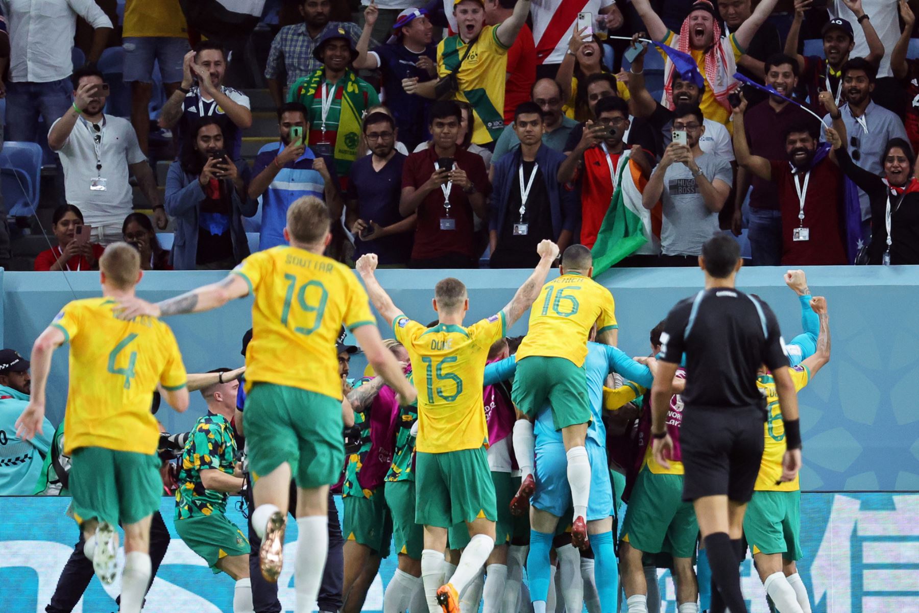 El delantero australiano Mathew Leckie, celebra marcar el primer gol de su equipo durante el partido de fútbol del Grupo D de la Copa Mundial de Catar 2022 entre Australia y Dinamarca. Foto: EFE