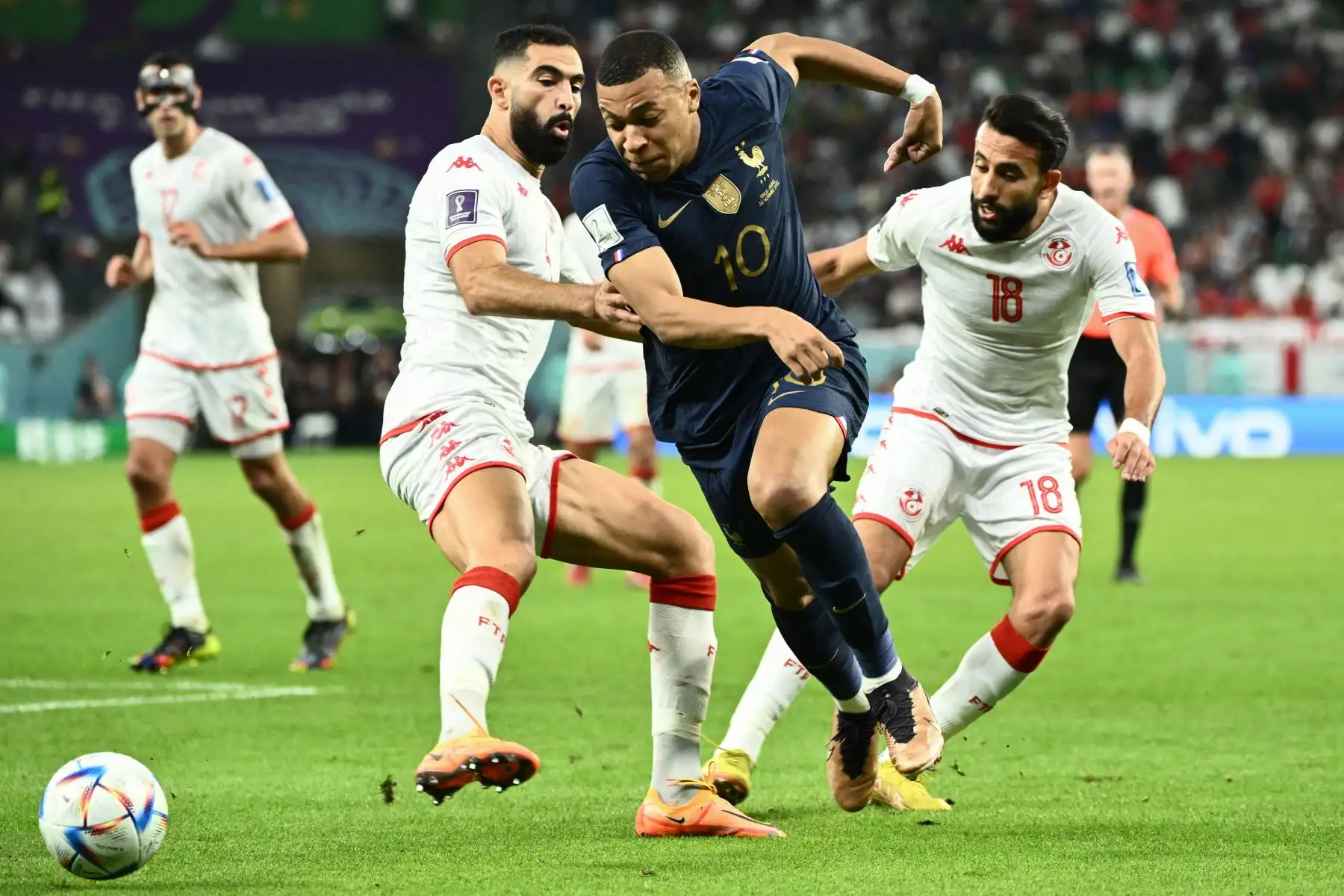 El delantero de Francia Kylian Mbappe recibe una falta del defensor de Túnez Nader Ghandri. Foto: EFE