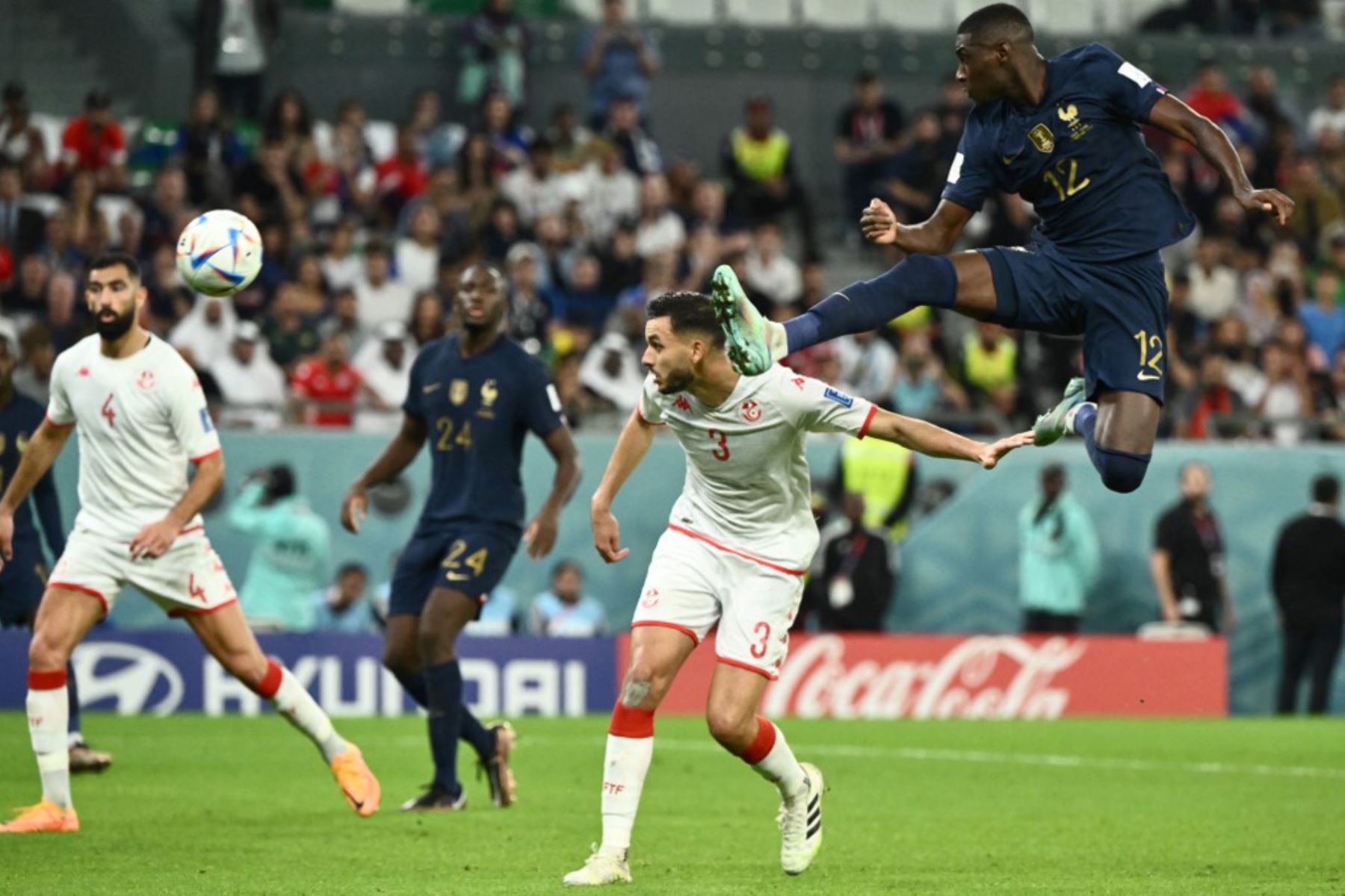 El delantero francés Randal Kolo Muani, salta por el balón junto al defensor Montassar Talbi de Túnez durante el partido de fútbol del Grupo D de la Copa Mundial Catar 2022 . Foto: AFP