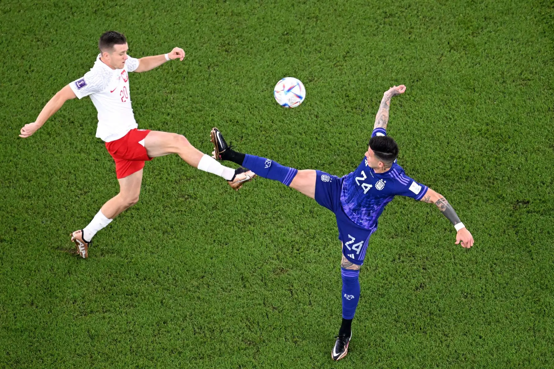 El mediocampista polaco Piotr Zielinski y el mediocampista argentino Enzo Fernández luchan por el balón durante el partido de fútbol del Grupo C de la Copa Mundial Catar 2022 entre Polonia y Argentina en el Estadio 974 en Doha el 30 de noviembre de 2022. Foto: AFP