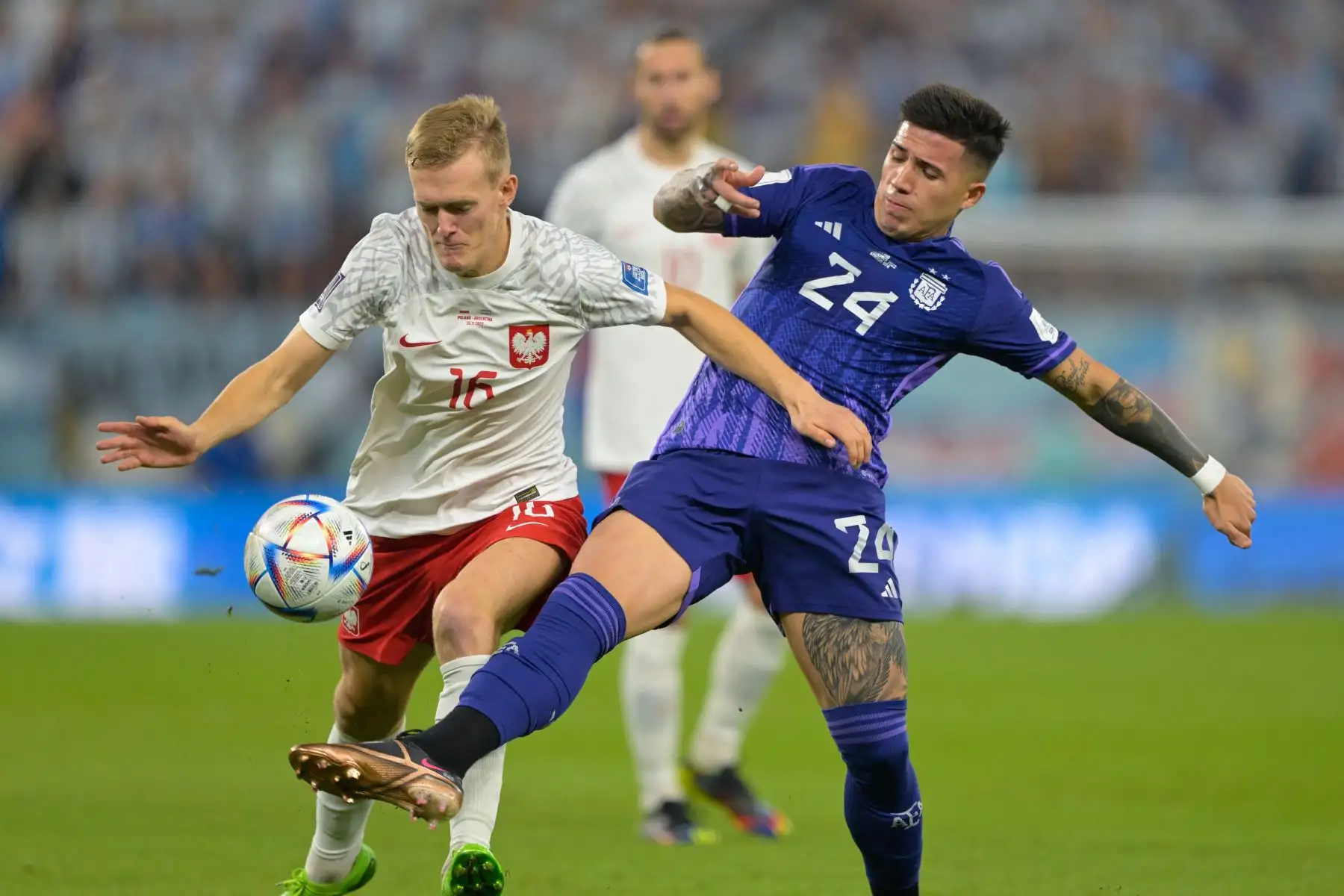 El delantero polaco Karol Swiderski lucha por el balón con el mediocampista argentino Enzo Fernández durante el partido de fútbol del Grupo C de la Copa Mundial Catar 2022 entre Polonia y Argentina en el Estadio 974 en Doha el 30 de noviembre de 2022. Foto: AFP