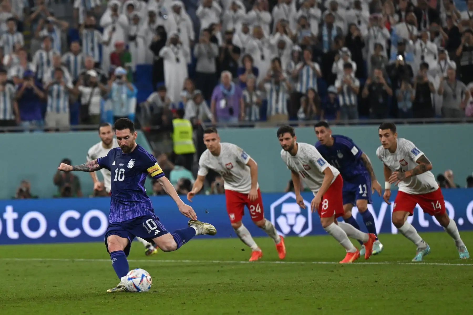 El delantero argentino  Lionel Messi lanza un penalti durante el partido de fútbol del Grupo C de la Copa Mundial Catar 2022 entre Polonia y Argentina en el Estadio 974 en Doha el 30 de noviembre de 2022. Foto: AFP