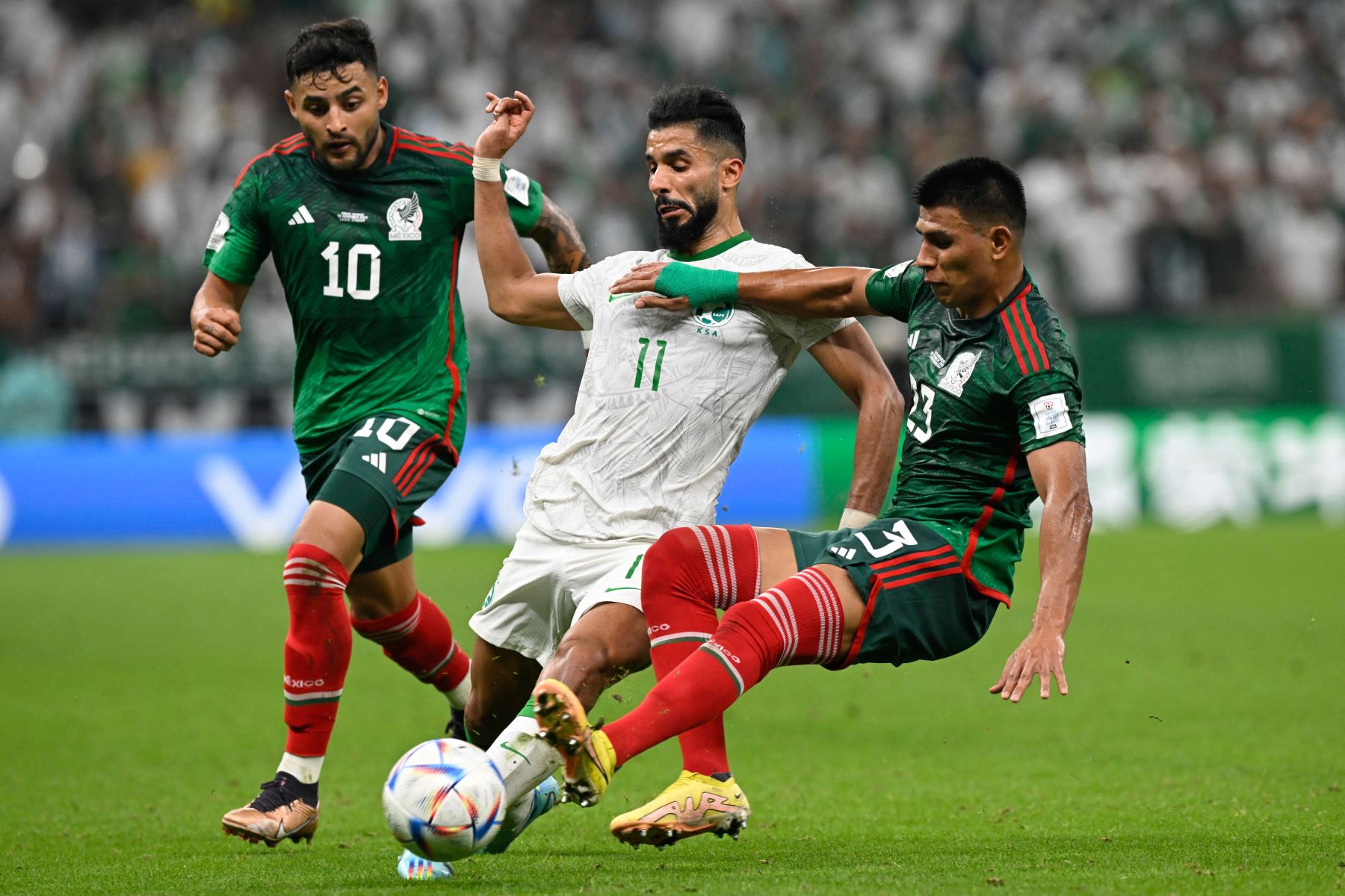 El defensor de México Jesús Gallardo lucha por el balón con el delantero de Arabia Saudita Saleh Al-Shehri durante el partido de fútbol del Grupo C de la Copa Mundial Qatar 2022 entre Arabia Saudita y México en el Estadio Lusail en Lusail, al norte de Doha el 30 de noviembre de 2022. Foto: AFP