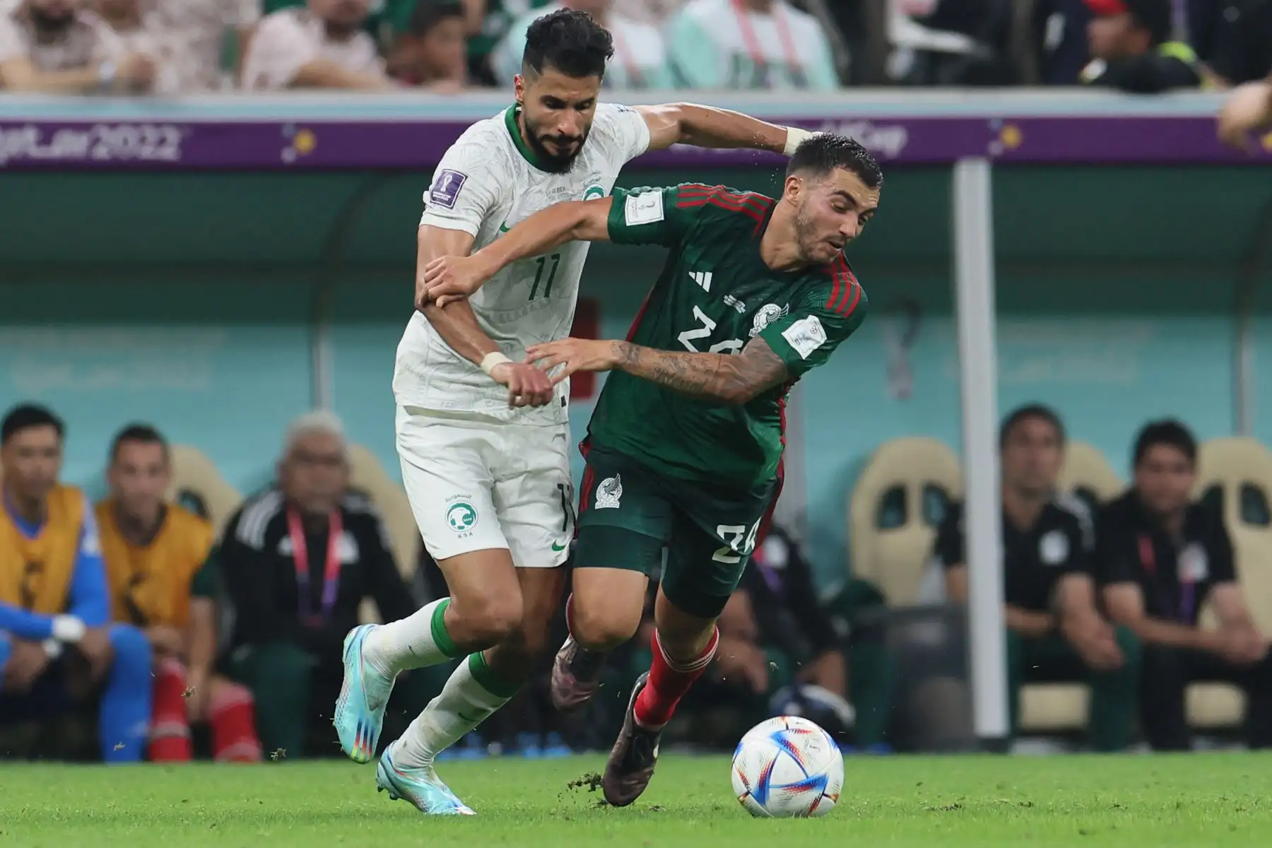 El delantero de Arabia Saudita, Saleh Al-Shehri, y el delantero de México, Henry Martin, luchan por el balón durante el partido de fútbol del Grupo C de la Copa Mundial de Catar 2022 entre Arabia Saudita y México en el Estadio Lusail en Lusail, al norte de Doha, el 30 de noviembre de 2022. Foto: AFP