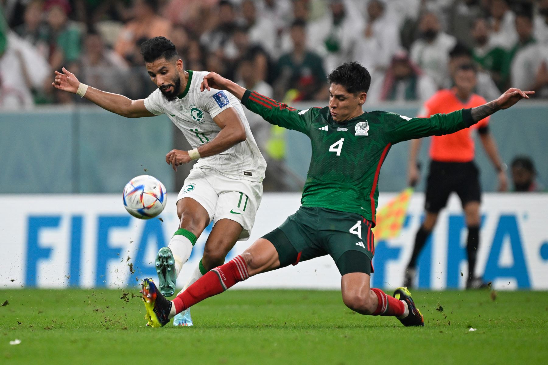 El mediocampista de México Edson Alvarez  aborda al delantero de Arabia Saudita  Saleh Al-Shehri durante el partido de fútbol del Grupo C de la Copa Mundial de Qatar 2022 entre Arabia Saudita y México en el Estadio Lusail en Lusail, al norte de Doha el 30 de noviembre. , 2022. Foto: AFP