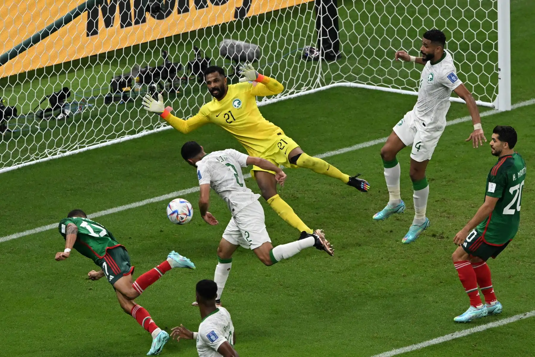 El mediocampista de México Orbelin Pineda no logra superar al portero de Arabia Saudita  Mohammed Al-Owais durante el partido de fútbol del Grupo C de la Copa Mundial de Catar 2022 entre Arabia Saudita y México en el Estadio Lusail en Lusail, al norte de Doha el 30 de noviembre de 2022. Foto: AFP