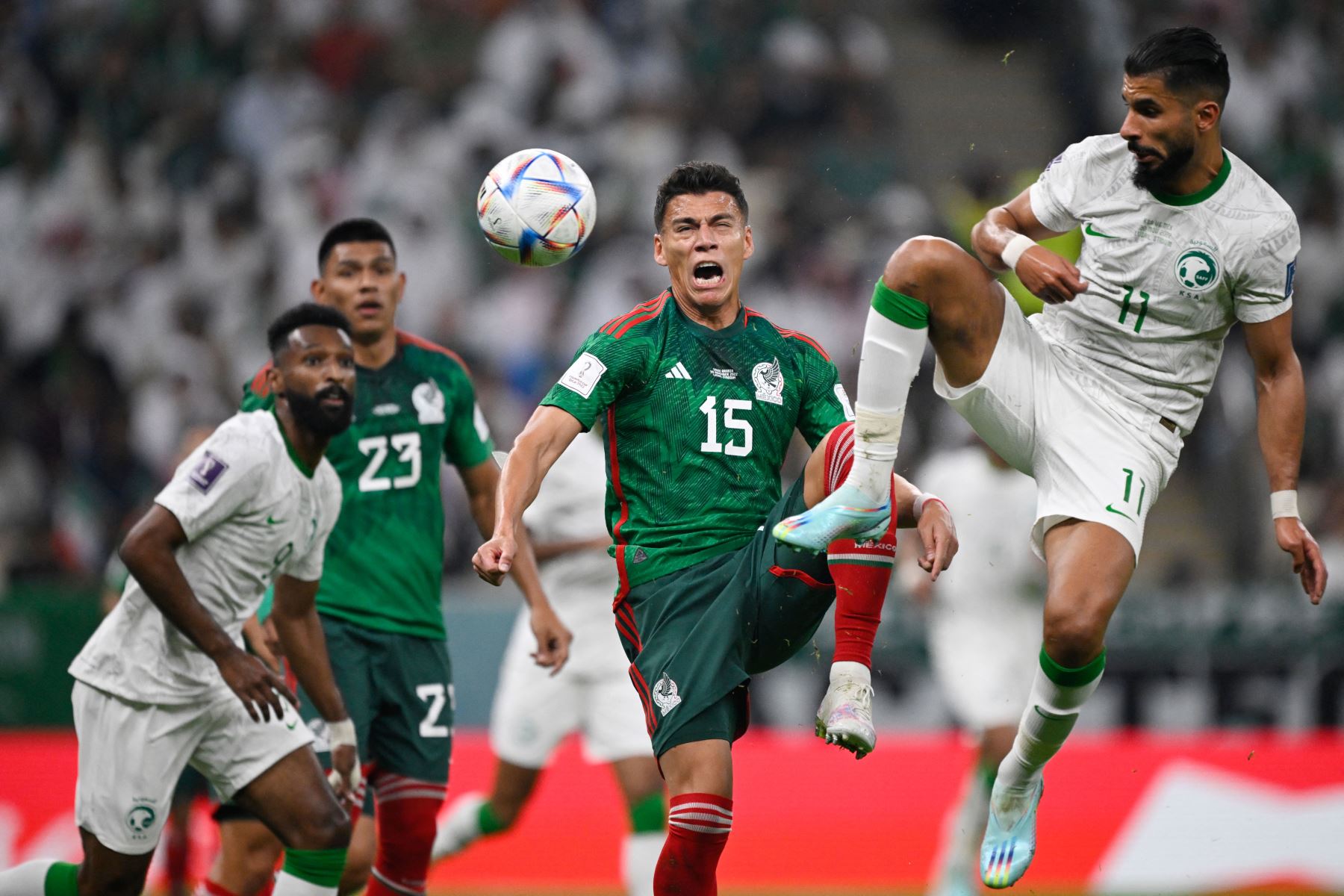 El mediocampista de Arabia Saudita Ali Al-Hassan y el delantero de Arabia Saudita Saleh Al-Shehri luchan por el balón durante el partido de fútbol del Grupo C de la Copa Mundial de Catar 2022 entre Arabia Saudita y México en el Estadio Lusail en Lusail, al norte de Doha en noviembre 30, 2022. Foto: AFP