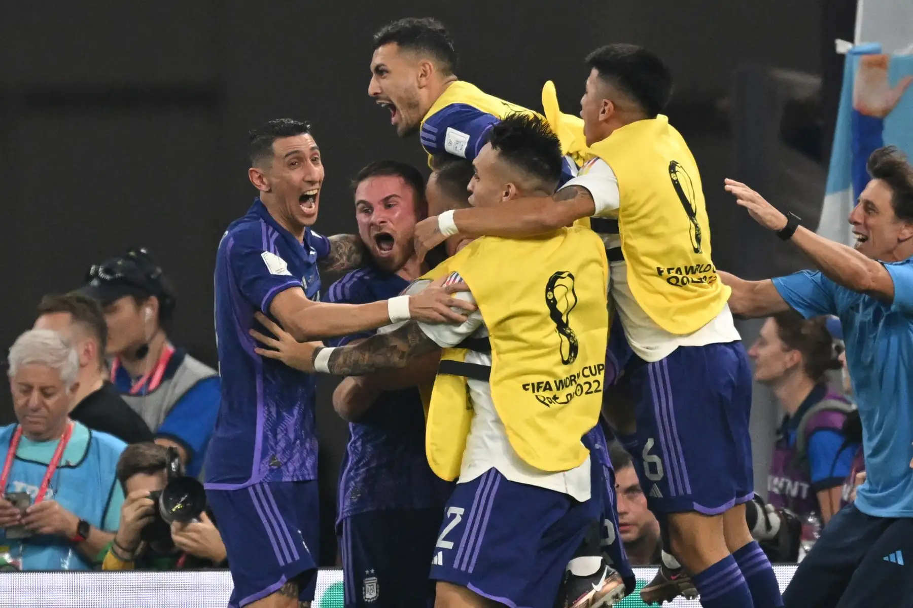 Los jugadores argentinos celebran después de que el mediocampista argentino  Alexis Mac Allister anotara el primer gol de su equipo durante el partido de fútbol del Grupo C de la Copa Mundial Catar 2022 entre Polonia y Argentina en el Estadio 974 en Doha el 30 de noviembre de 2022. Foto: AFP