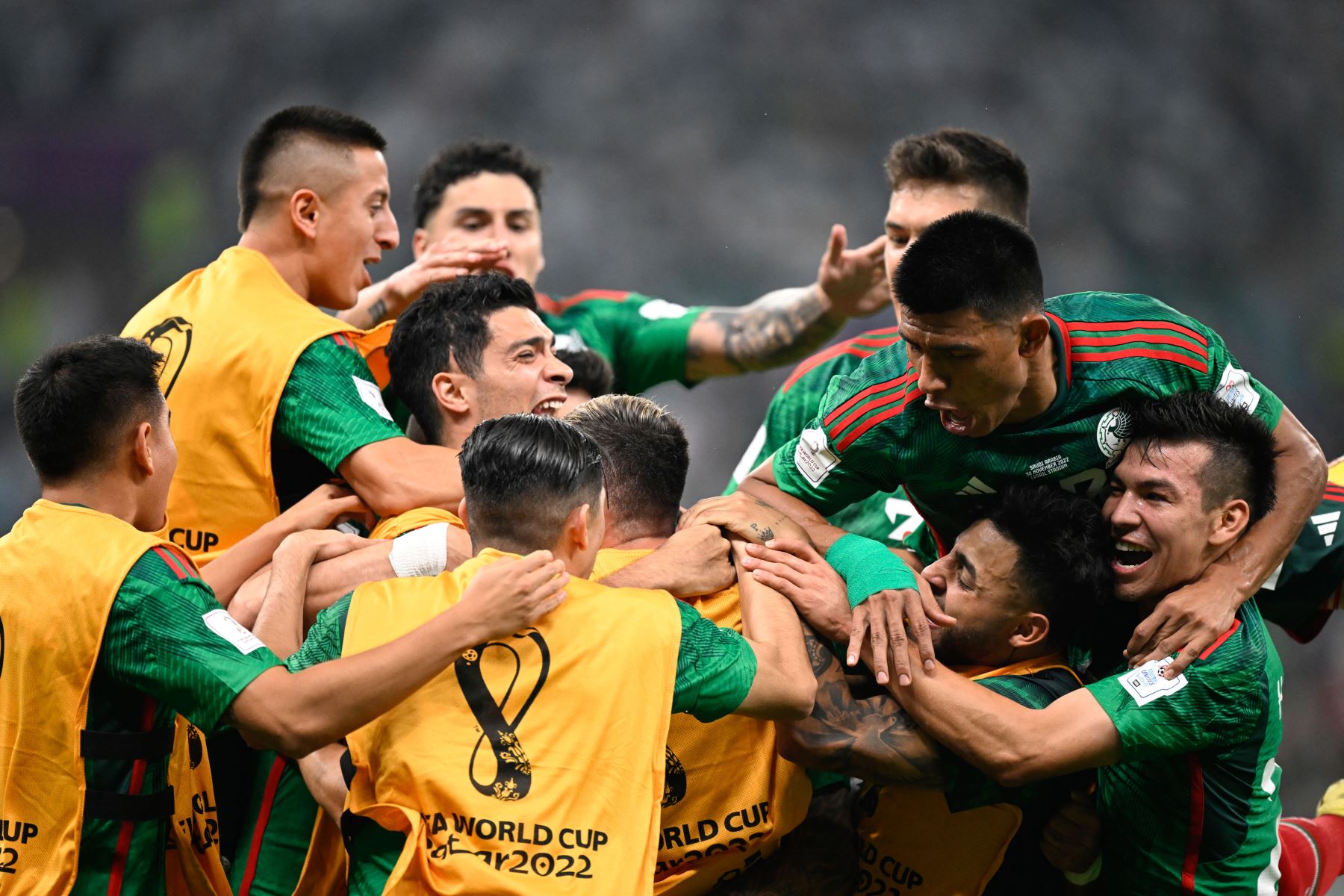 Los jugadores de México celebran después de que el mediocampista mexicano  Luis Chávez anotó el segundo gol de su equipo durante el partido de fútbol del Grupo C de la Copa Mundial Catar 2022 entre Arabia Saudita y México en el Estadio Lusail en Lusail, al norte de Doha el 30 de noviembre de 2022. Foto: AFP