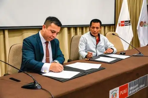 Viceministro del Minem, Martín Dávila Pérez y alcalde distrital de Yoquerana, Daniel Jiménez Huanan, firman convenio de transferenica de recursos. Foto: Cortesía.