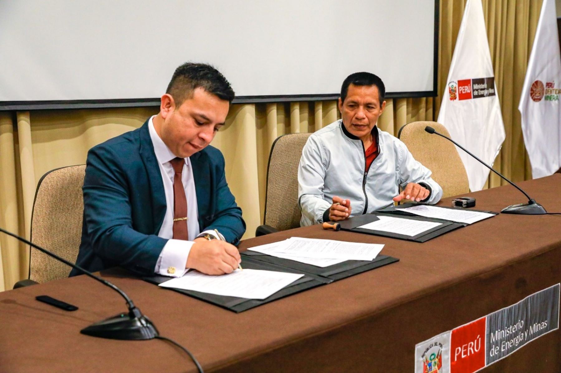 Viceministro del Minem, Martín Dávila Pérez y alcalde distrital de Yoquerana, Daniel Jiménez Huanan, firman convenio de transferenica de recursos. Foto: Cortesía.