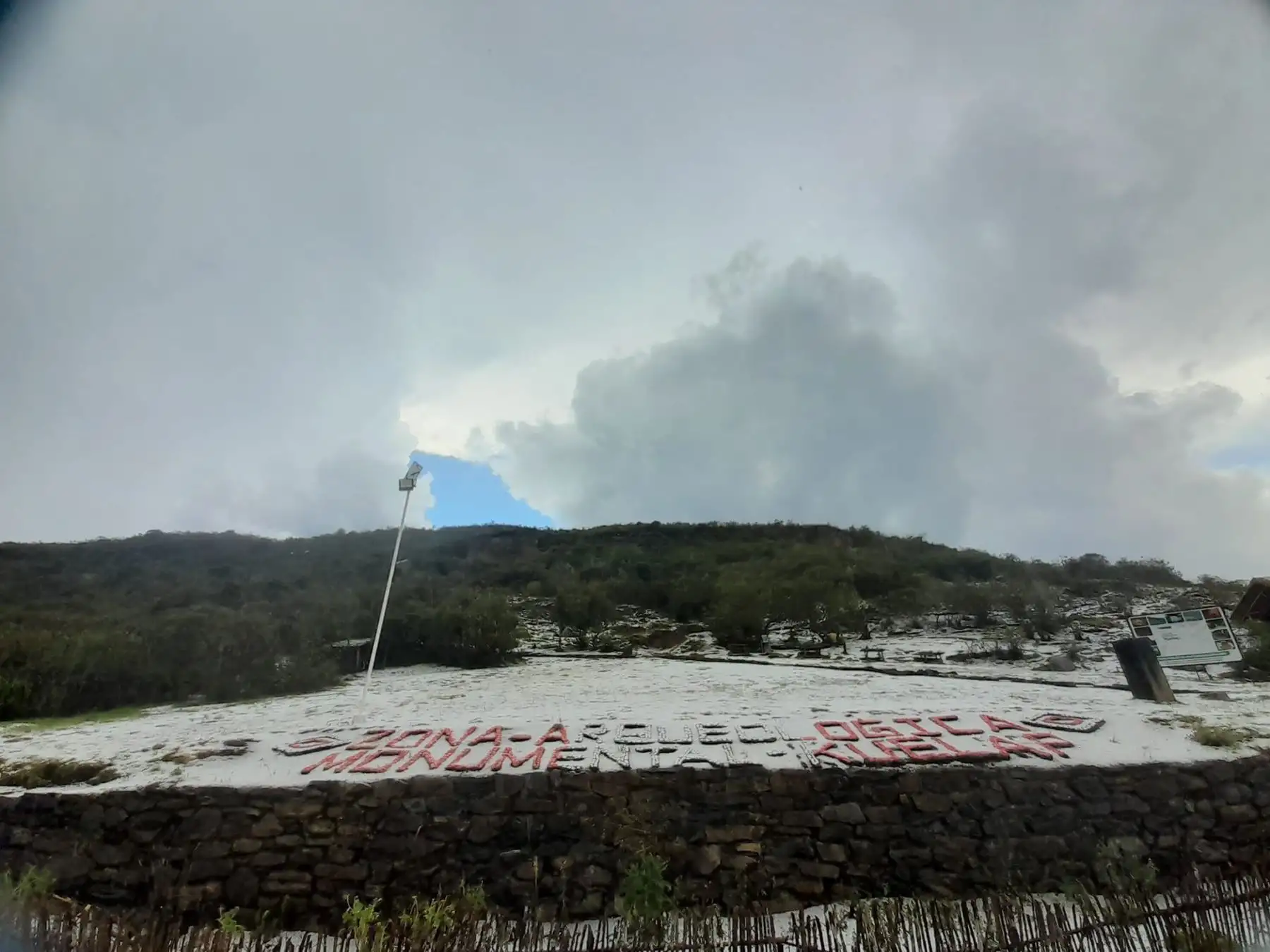 Una inusual granizada soportó ayer el distrito de Tingo, donde se ubica el monumento arqueológico de Kuélap, en Amazonas. El fenómeno natural estuvo acompañado de una torrencial lluvia y descargas eléctricas. Foto: cortesía: Samuell Vargas/Facebook