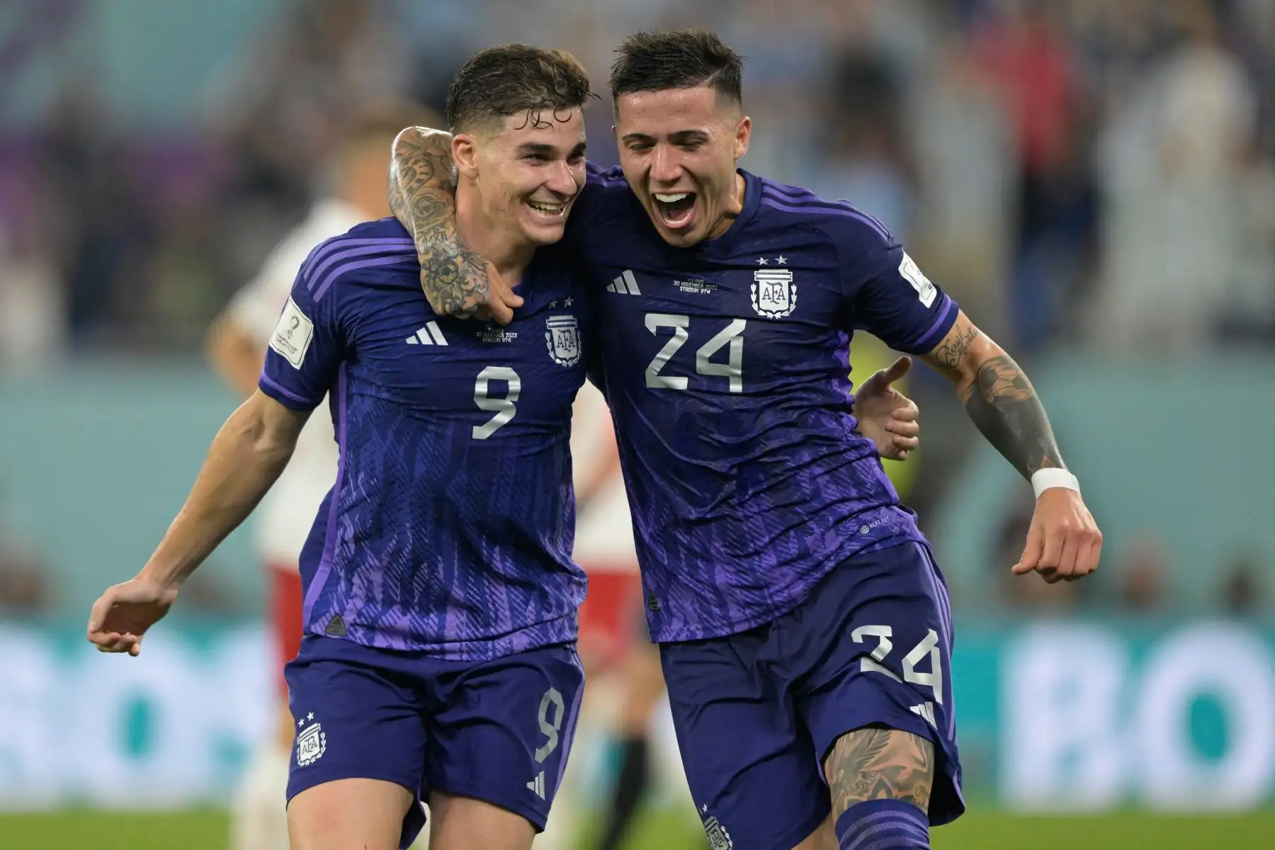 El delantero argentino  Julian Alvarez celebra con el mediocampista argentino  Enzo Fernandez después de que anotó el segundo gol de su equipo durante el partido de fútbol del Grupo C de la Copa Mundial Qatar 2022 entre Polonia y Argentina en el Estadio 974 en Doha el 30 de noviembre de 2022. Foto: AFP