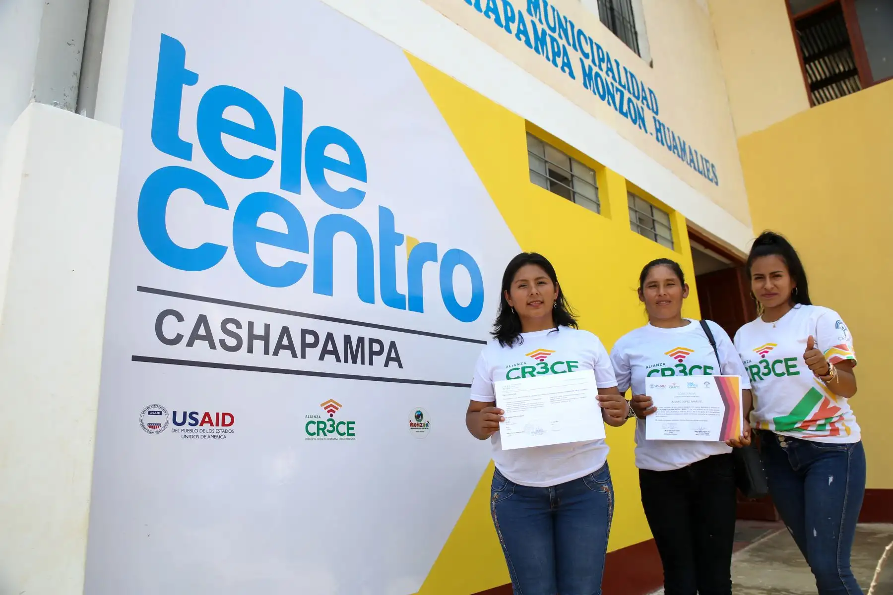El telecentro de Cashapampa ofrece cursos gratuitos a escolares, jóvenes, emprendedores y público general. La llegada del servicio de internet 4G fue posible gracias al apoyo de la municipalidad de Monzón, que financió la instalación de una torre repetidora en la zona. Foto: Cortesía Cedro.
