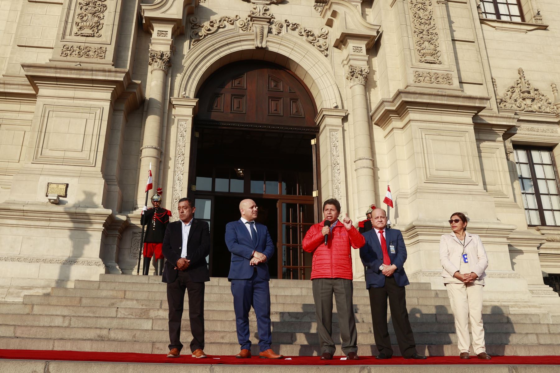 En Palacio de Gobierno, el presidente de la República, Pedro Castillo Terrones, sostuvo reunión con trabajadores de EsSalud.

Foto: ANDINA/Prensa Presidencia