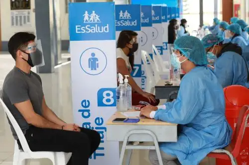 Respecto a contagios por grupo etario EsSalud informó que se observa un aumento en el rango de edad de 18 a 29 años, que de 3,493 pasó a 7,706 infectados en la última semana, es decir aumentó en más de 120%. ANDINA/ EsSalud