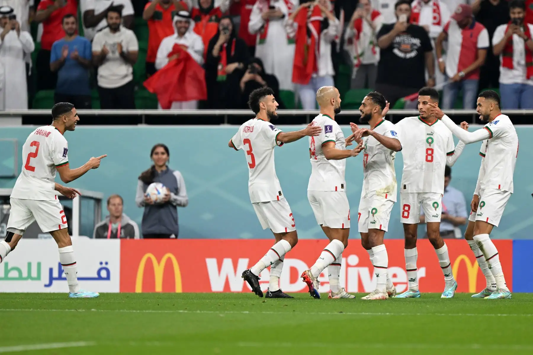 El delantero de Marruecos #19 Youssef En-Nesyri (D) celebra con sus compañeros de equipo después de marcar el segundo gol de su equipo durante el partido de fútbol del Grupo F de la Copa Mundial de Qatar 2022 entre Canadá y Marruecos.
Foto: AFP