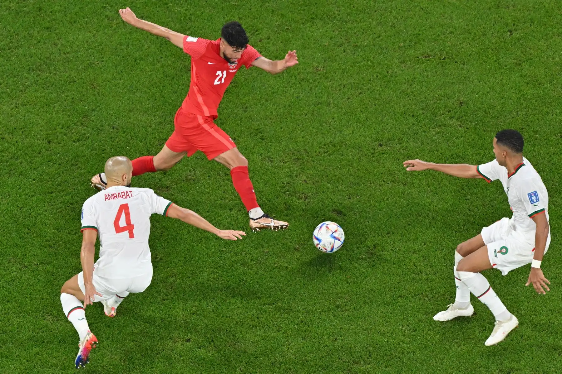 El mediocampista de Canadá Jonathan Osorio lucha por el balón con el mediocampista de Marruecos Sofyan Amrabat durante el partido de fútbol del Grupo F de la Copa Mundial de Qatar 2022 entre Canadá y Marruecos
Foto: AFP