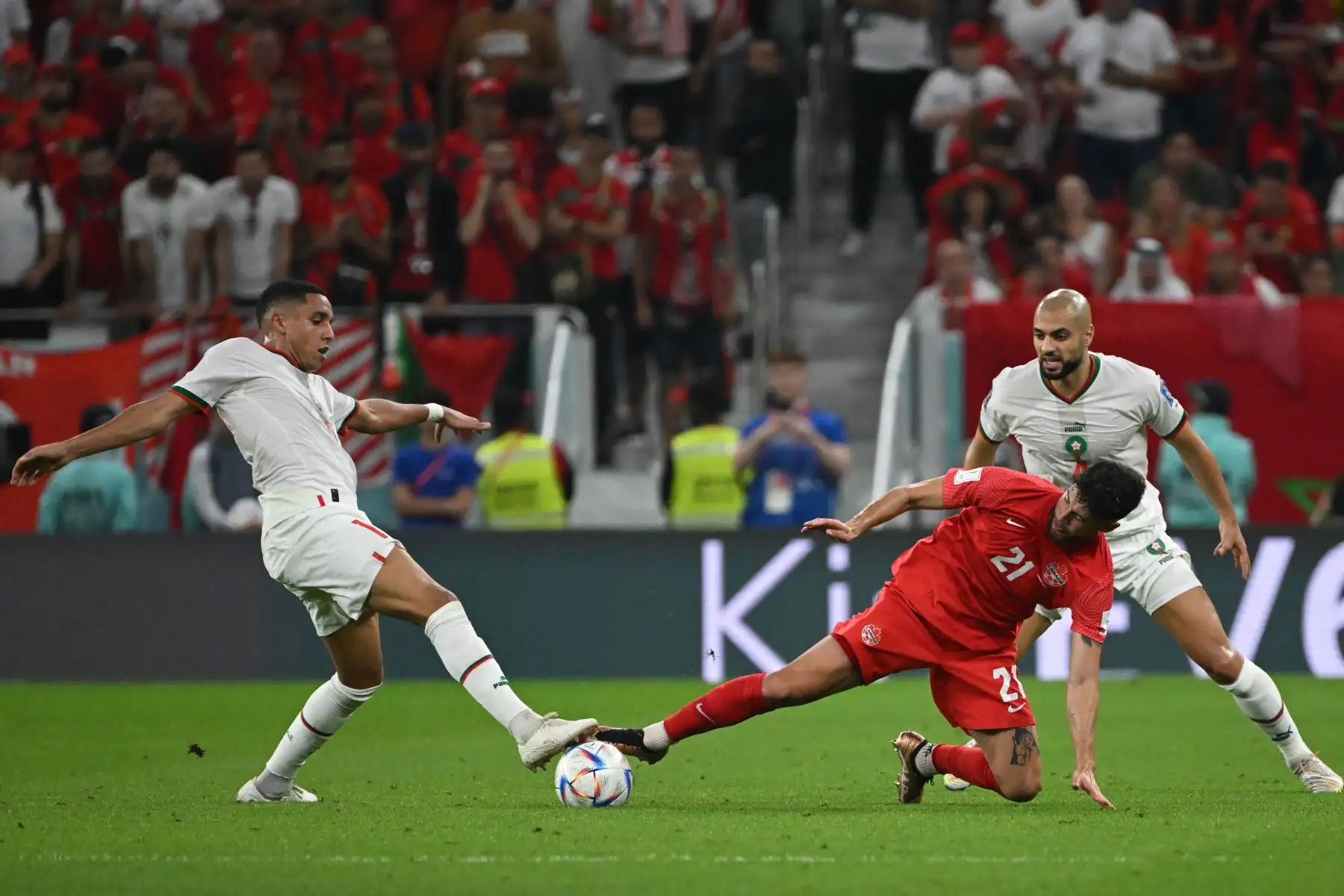 El mediocampista marroquí #11 Abdelhamid Sabiri lucha por el balón con el mediocampista canadiense #21 Jonathan Osorio durante el partido de fútbol del Grupo F de la Copa Mundial de Qatar 2022 entre Canadá y Marruecos.
Foto: AFP