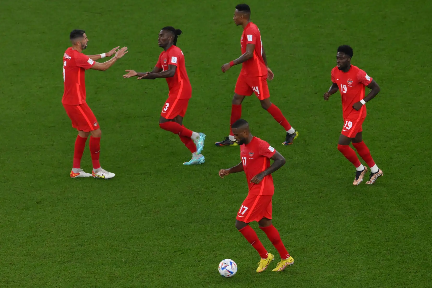 El defensor de Canadá Sam Adekugbe celebra con sus compañeros de equipo después de que el defensor de Marruecos Nayef Aguerd anotó un gol en propia meta durante el partido de fútbol del Grupo F de la Copa Mundial de Qatar 2022 entre Canadá y Marruecos .
Foto: AFP