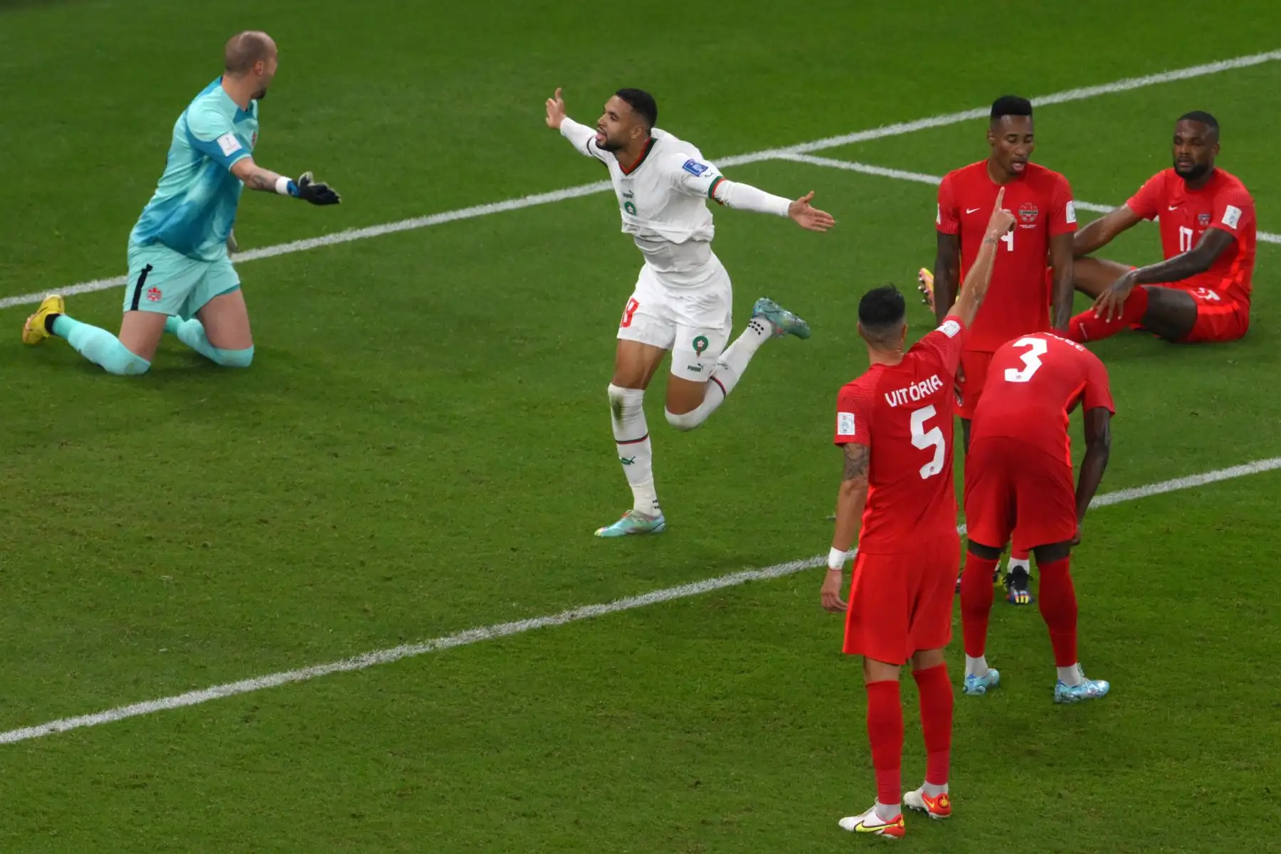 El delantero de Marruecos, Youssef En-Nesyri, celebra después de marcar el tercer gol de su equipo, que luego fue anulado durante el partido de fútbol del Grupo F de la Copa Mundial de Qatar 2022 entre Canadá y Marruecos.
Foto: AFP