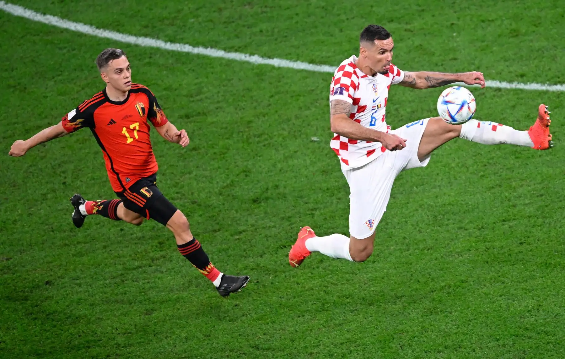 El delantero belga Leandro Trossard lucha por el balón con el defensor croata Dejan Lovren durante el partido de fútbol del Grupo F de la Copa Mundial de Qatar 2022 entre Croacia y Bélgica en el estadio Ahmad Bin Ali en Al-Rayyan, al oeste de Doha el 1 de diciembre de 2022 ..
Foto: AFP