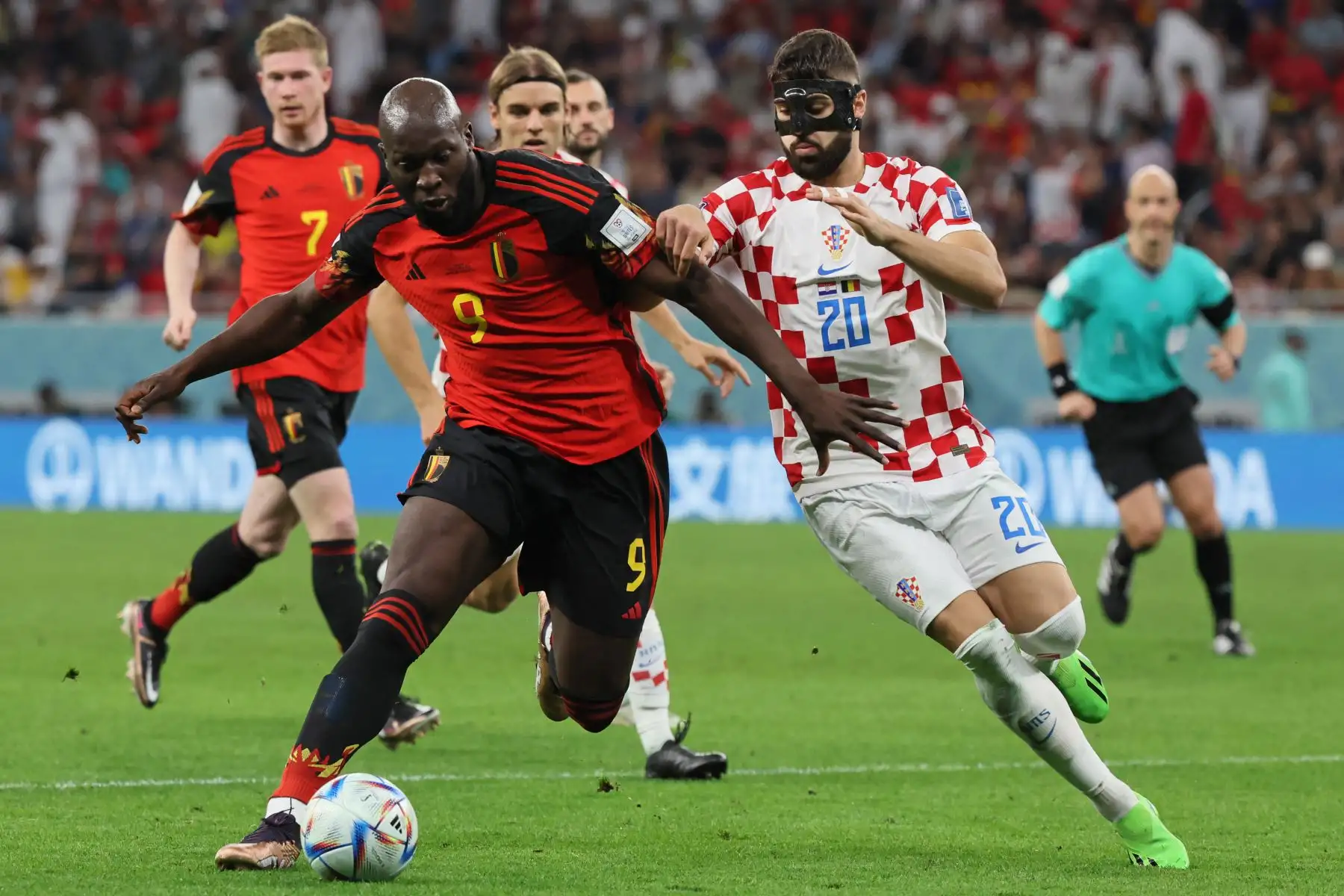El delantero belga Romelu Lukaku lucha por el balón con el defensor croata Josko Gvardiol durante el partido de fútbol del Grupo F de la Copa Mundial Qatar 2022 entre Croacia y Bélgica en el Estadio Ahmad Bin Ali en Al-Rayyan, al oeste de Doha el 1 de diciembre de 2022.
Foto: AFP