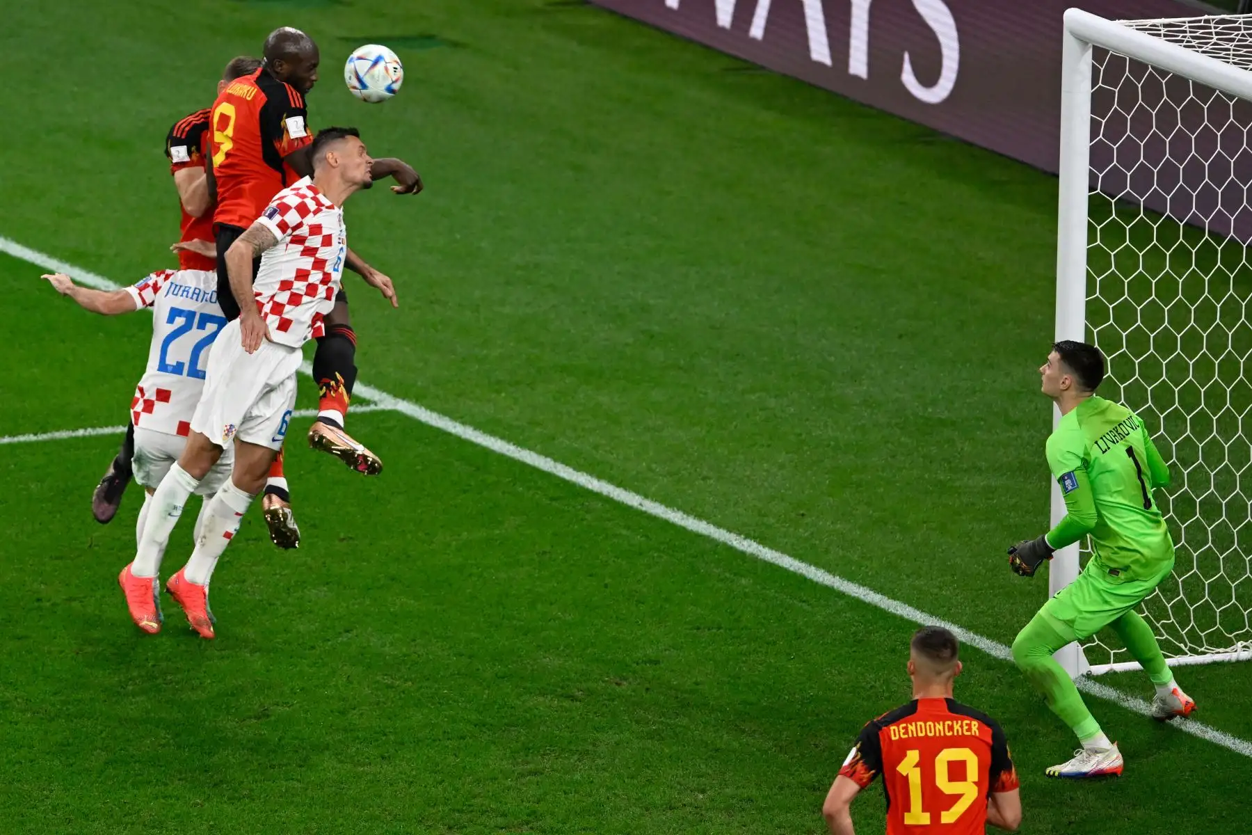 El delantero belga Romelu Lukaku cabecea el balón y desafía al portero croata Dominik Livakovic durante el partido de fútbol del Grupo F de la Copa Mundial Qatar 2022 entre Croacia y Bélgica en el estadio Ahmad Bin Ali en Al-Rayyan, al oeste de Doha, el 1 de diciembre de 2022.Foto: AFP