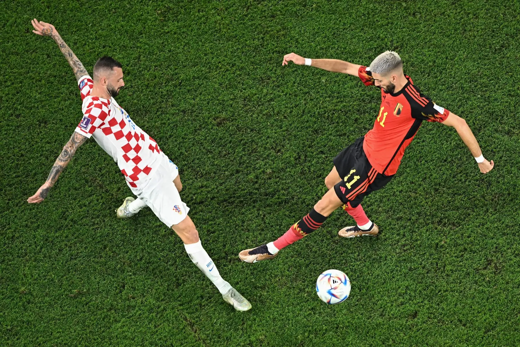 El mediocampista de Croacia Marcelo Brozovic lucha por el balón con el mediocampista de Bélgica Yannick Carrasco durante el partido de fútbol del Grupo F de la Copa Mundial de Qatar 2022 entre Croacia y Bélgica en el Estadio Ahmad Bin Ali en Al-Rayyan, al oeste de Doha en diciembre 1, 2022.
Foto: AFP