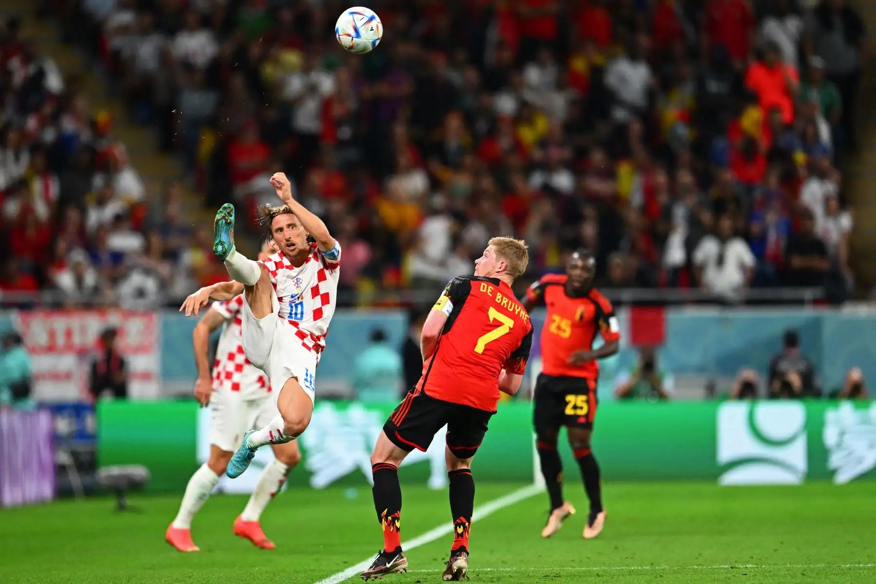 El mediocampista croata Luka Modric lucha por el balón con el mediocampista belga Kevin De Bruyne durante el partido de fútbol del Grupo F de la Copa Mundial Qatar 2022 entre Croacia y Bélgica en el estadio Ahmad Bin Ali en Al-Rayyan, al oeste de Doha, el 1 de diciembre de 2022.
Foto: AFP