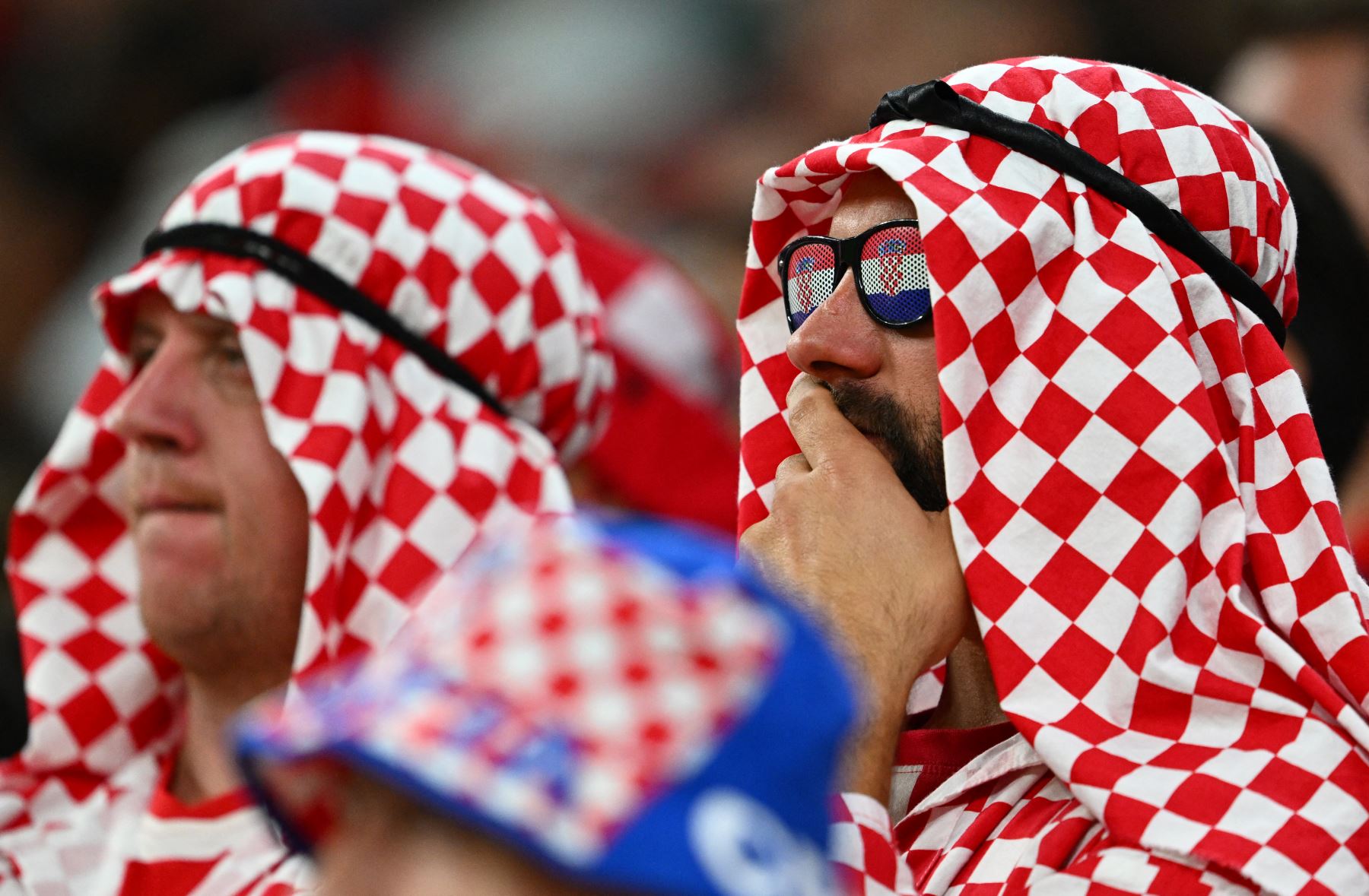 Los partidarios de Croacia reaccionan durante el partido de fútbol del Grupo F de la Copa Mundial de Qatar 2022 entre Croacia y Bélgica en el estadio Ahmad Bin Ali en Al-Rayyan, al oeste de Doha, el 1 de diciembre de 2022.
Foto: AFP