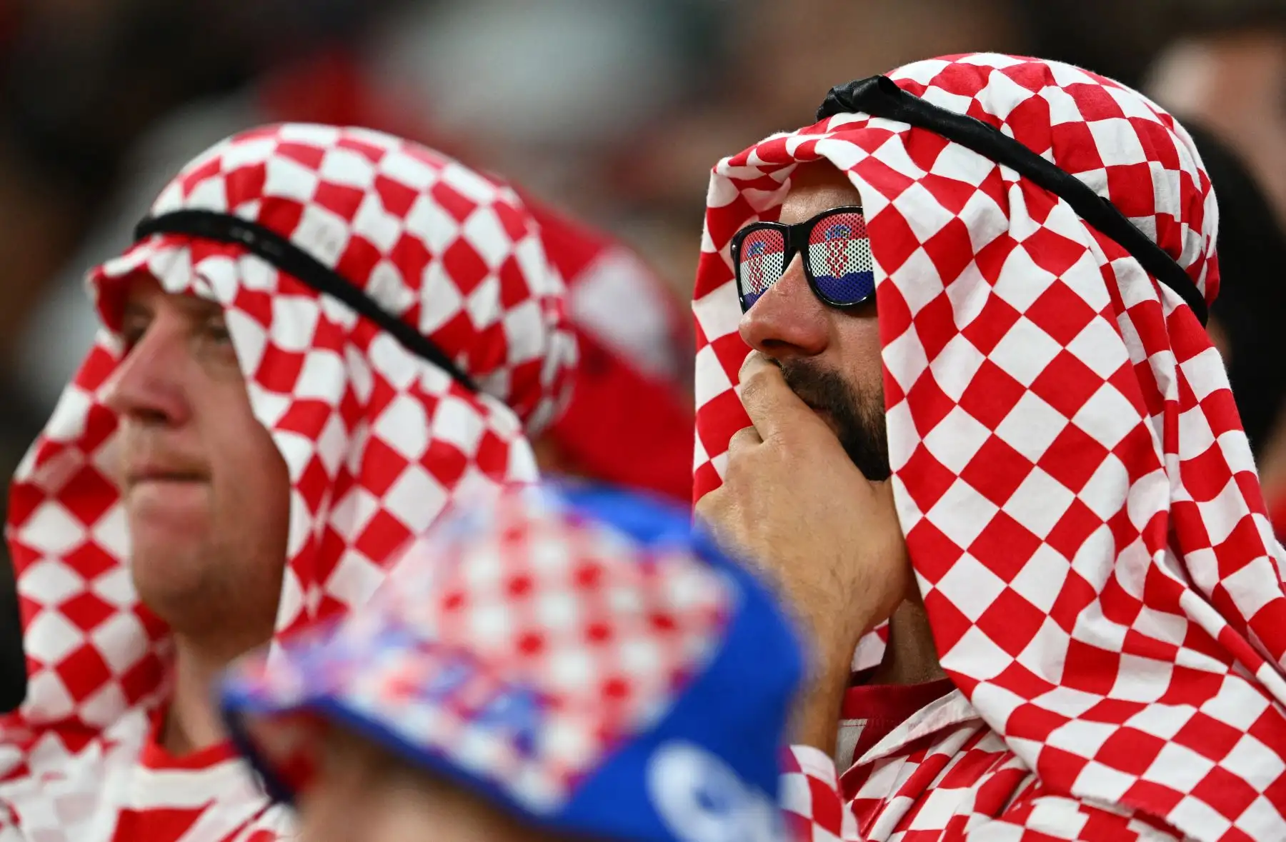 Los partidarios de Croacia reaccionan durante el partido de fútbol del Grupo F de la Copa Mundial de Qatar 2022 entre Croacia y Bélgica en el estadio Ahmad Bin Ali en Al-Rayyan, al oeste de Doha, el 1 de diciembre de 2022.
Foto: AFP