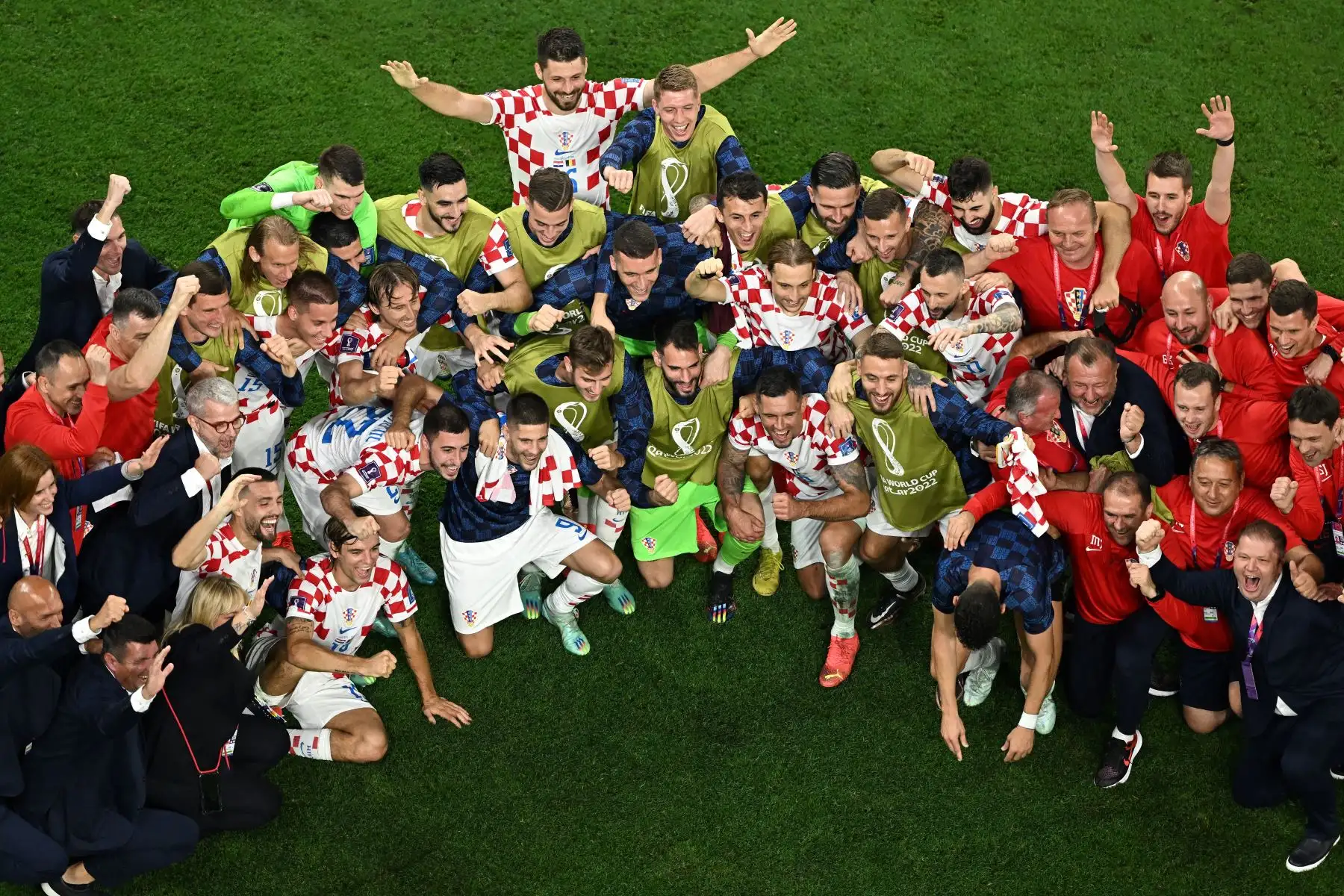 Los jugadores y miembros del equipo de Croacia celebran al final del partido de fútbol del Grupo F de la Copa Mundial de Qatar 2022 entre Croacia y Bélgica en el estadio Ahmad Bin Ali en Al-Rayyan, al oeste de Doha, el 1 de diciembre de 2022.
Foto: AFP