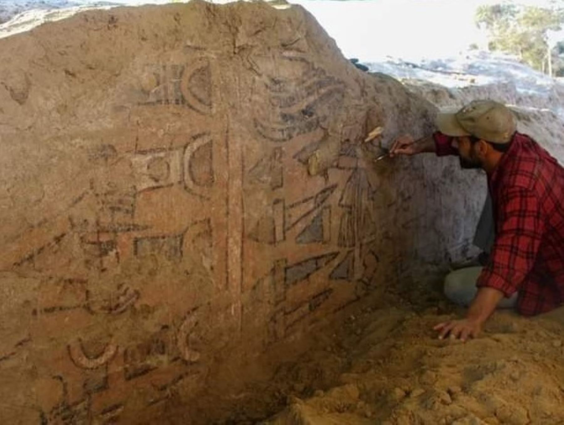 Un equipo de arqueólogos, conformado por investigadores suizos y peruanos, redescubrieron una pintura mural de origen prehispánico en la Huaca Pintada, ubicada en el distrito de Íllimo, en Lambayeque. Foto: Sam Ghavami