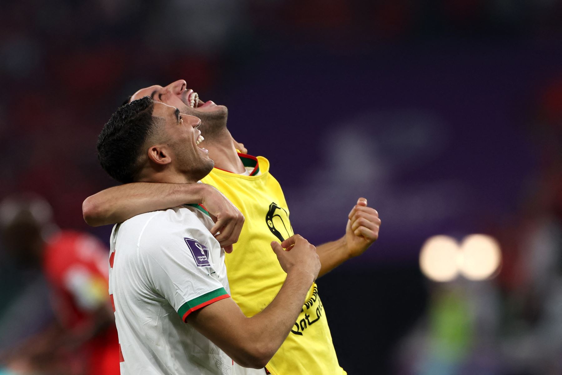 El defensa de Marruecos Achraf Hakimi y el mediocampista Hakim Ziyech celebran ganar el partido de fútbol del Grupo F de la Copa Mundial de Qatar 2022 entre Canadá y Marruecos en el Estadio Al-Thumama en Doha el 1 de diciembre de 2022.
Foto: AFP