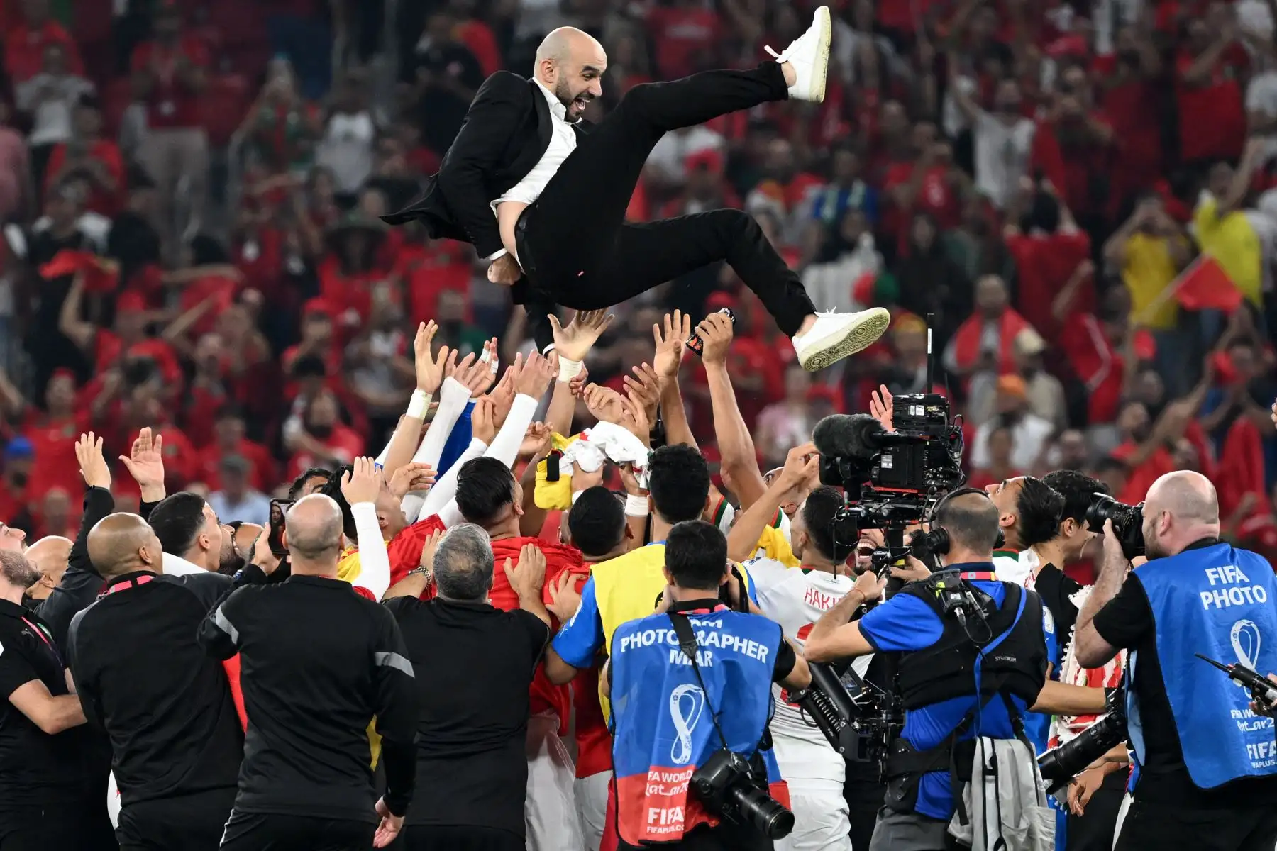El entrenador de Marruecos Walid Regragui es lanzado al aire después de ganar el partido de fútbol del Grupo F de la Copa Mundial de Qatar 2022 entre Canadá y Marruecos en el Estadio Al-Thumama en Doha el 1 de diciembre de 2022.
Foto: AFP