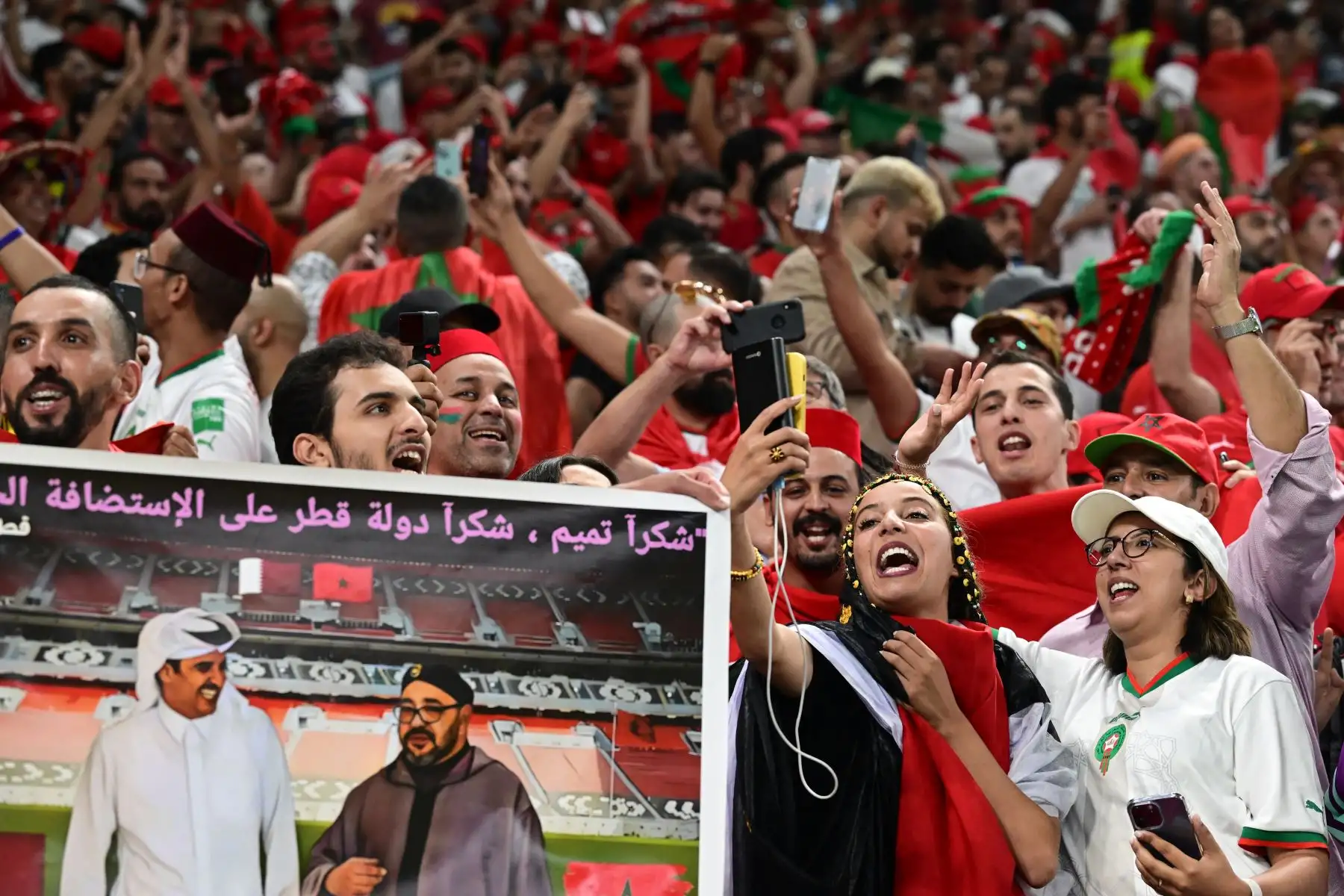 Los fanáticos de Marruecos celebran ganar el partido de fútbol del Grupo F de la Copa Mundial de Qatar 2022 entre Canadá y Marruecos en el Estadio Al-Thumama en Doha el 1 de diciembre de 2022.
Foto: AFP