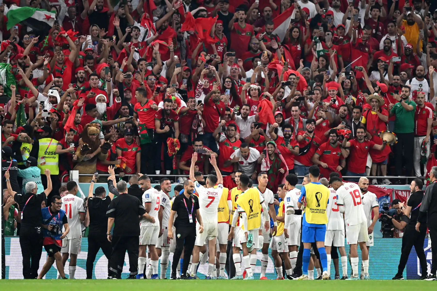 Los jugadores de Marruecos celebran con sus seguidores después de ganar el partido de fútbol del Grupo F de la Copa Mundial de Qatar 2022 entre Canadá y Marruecos en el Estadio Al-Thumama en Doha el 1 de diciembre de 2022, para avanzar a los octavos de final.
Foto: AFP