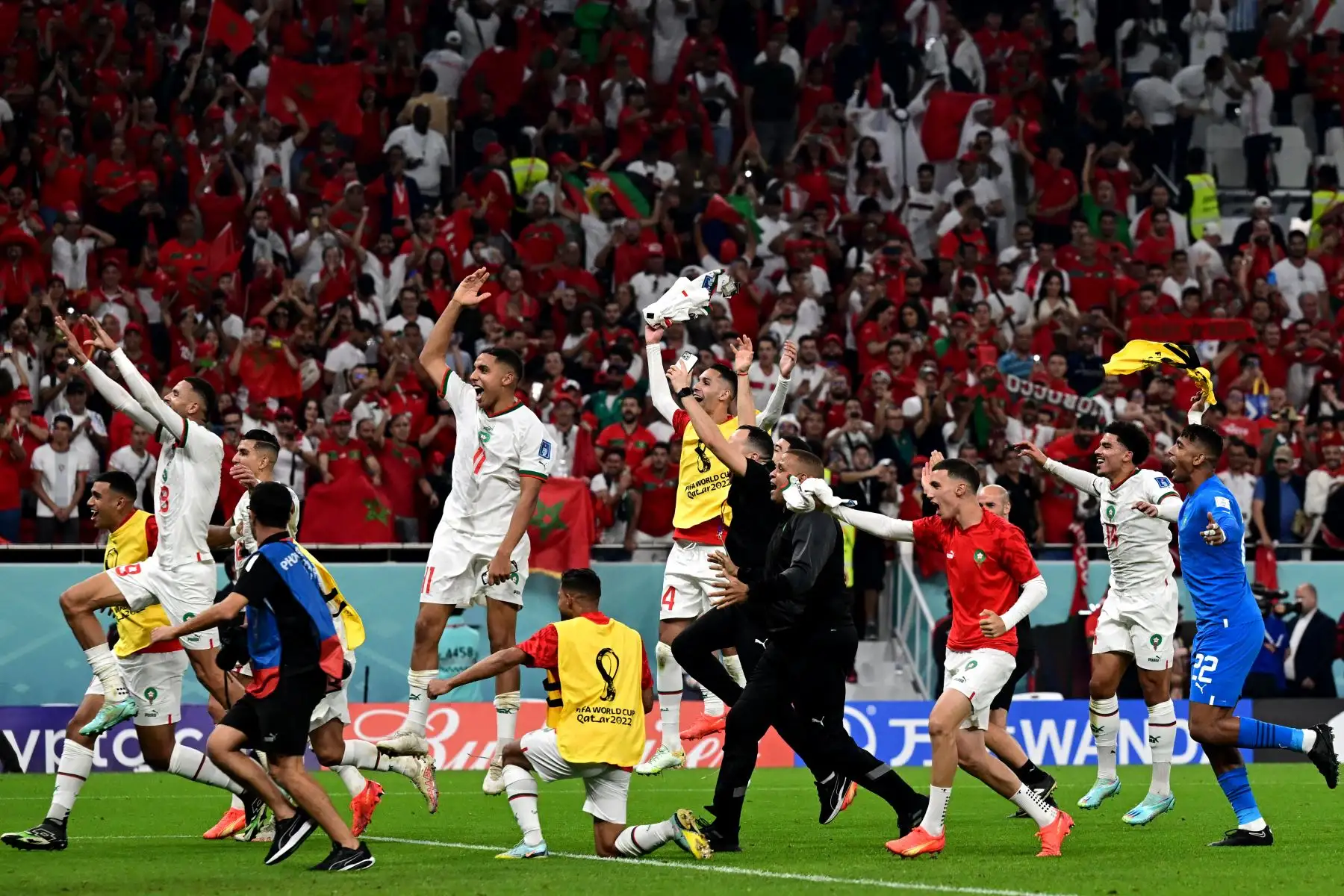 Los jugadores de Marruecos celebran ganar el partido de fútbol del Grupo F de la Copa Mundial de Qatar 2022 entre Canadá y Marruecos en el Estadio Al-Thumama en Doha el 1 de diciembre de 2022.
Foto: AFP