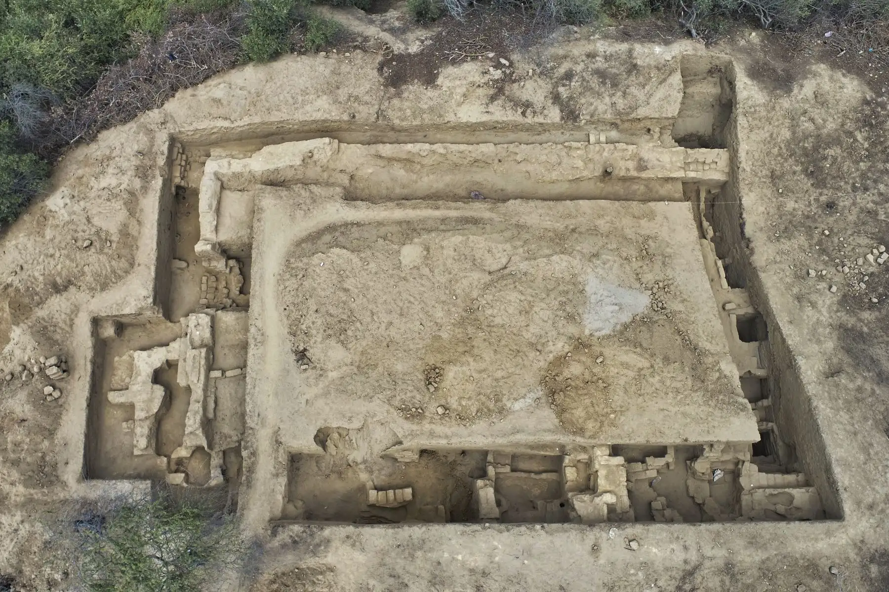 Una fotografía aérea muestra el sitio arqueológico donde se descubrió una pintura mural prehispánica con escenas mitológicas cerca del pueblo de Illimo, en Lambayeque, en el norte de Perú.
Foto: AFP