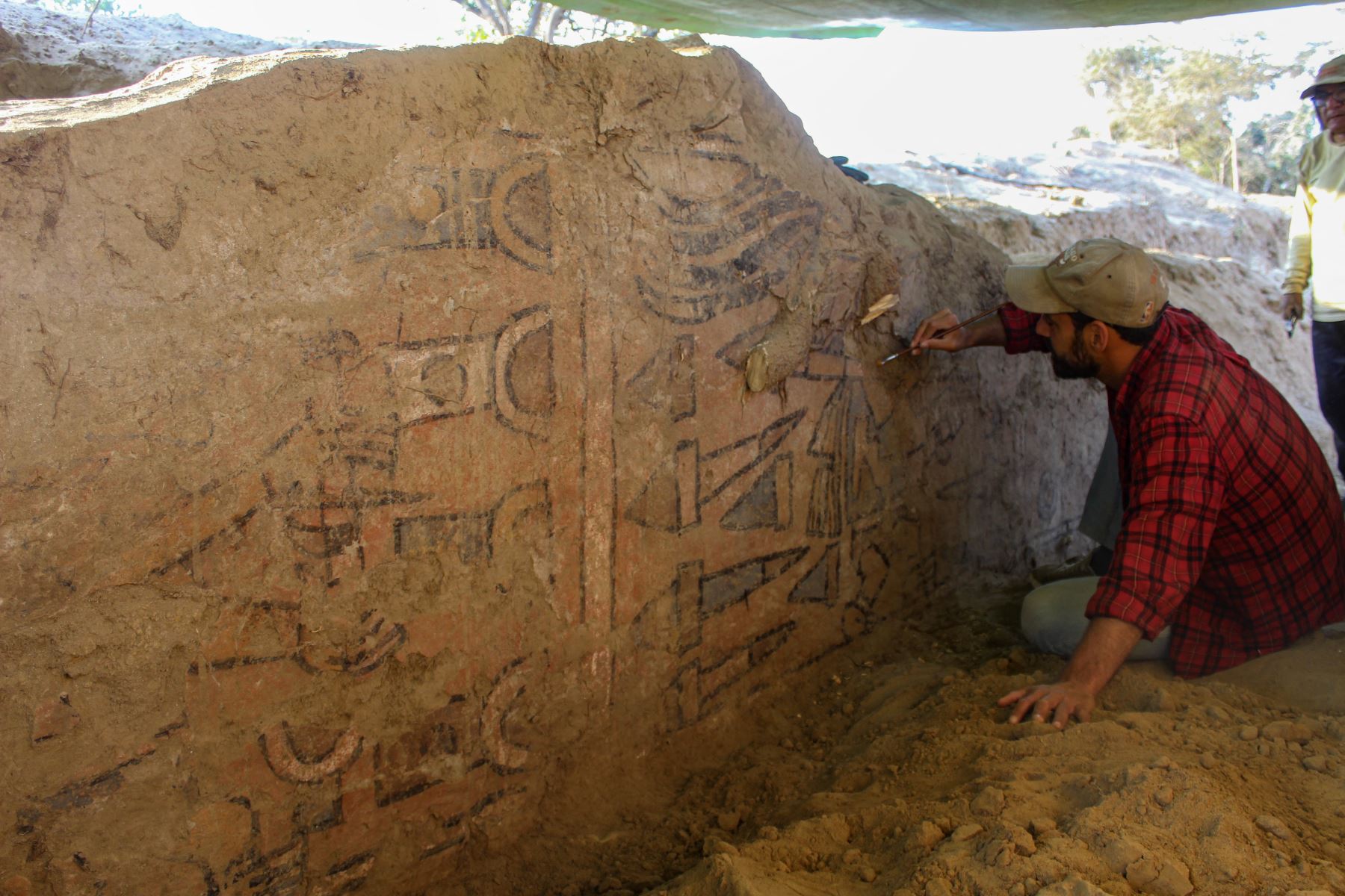 Un equipo de arqueólogos dirigido por el suizo Sam Ghavanmi encontró un mural de 1.000 años de antigüedad, conocido como la "Huaca Pintada", que se había perdido en 1916 después de que saqueadores de tumbas y cazadores de tesoros lo descubrieran.
.Foto: AFP