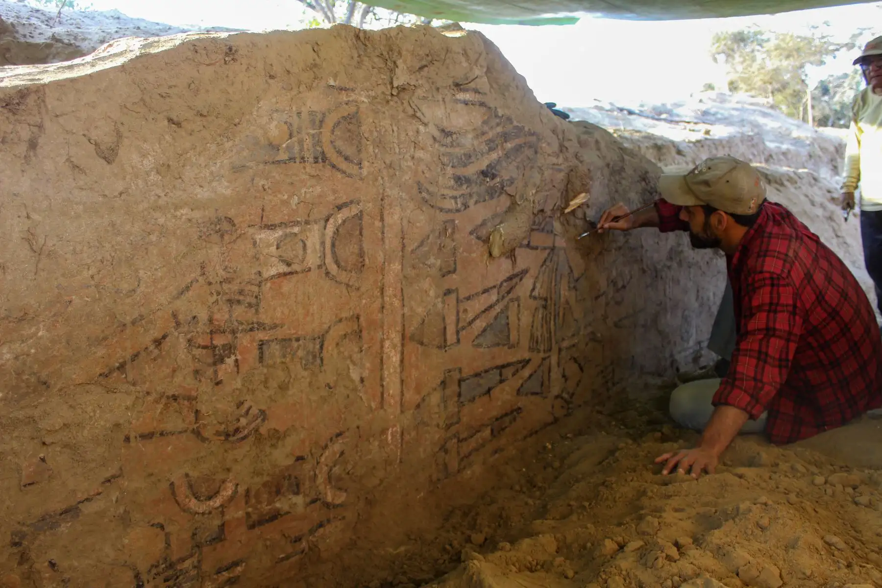Un equipo de arqueólogos dirigido por el suizo Sam Ghavanmi encontró un mural de 1.000 años de antigüedad, conocido como la "Huaca Pintada", que se había perdido en 1916 después de que saqueadores de tumbas y cazadores de tesoros lo descubrieran.
.Foto: AFP
