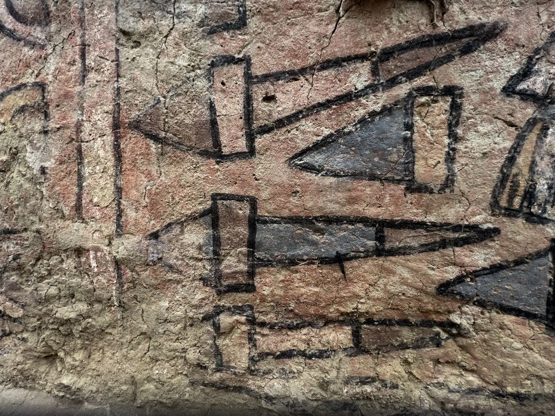 En el fragmento del mural hallado, de unos 30 metros de largo, se aprecian con nitidez los colores azul, marrón, rojo, amarillo, negro, blanco y lúcuma (amarillo mostaza) con los que se pintó originalmente. 
Foto: AFP