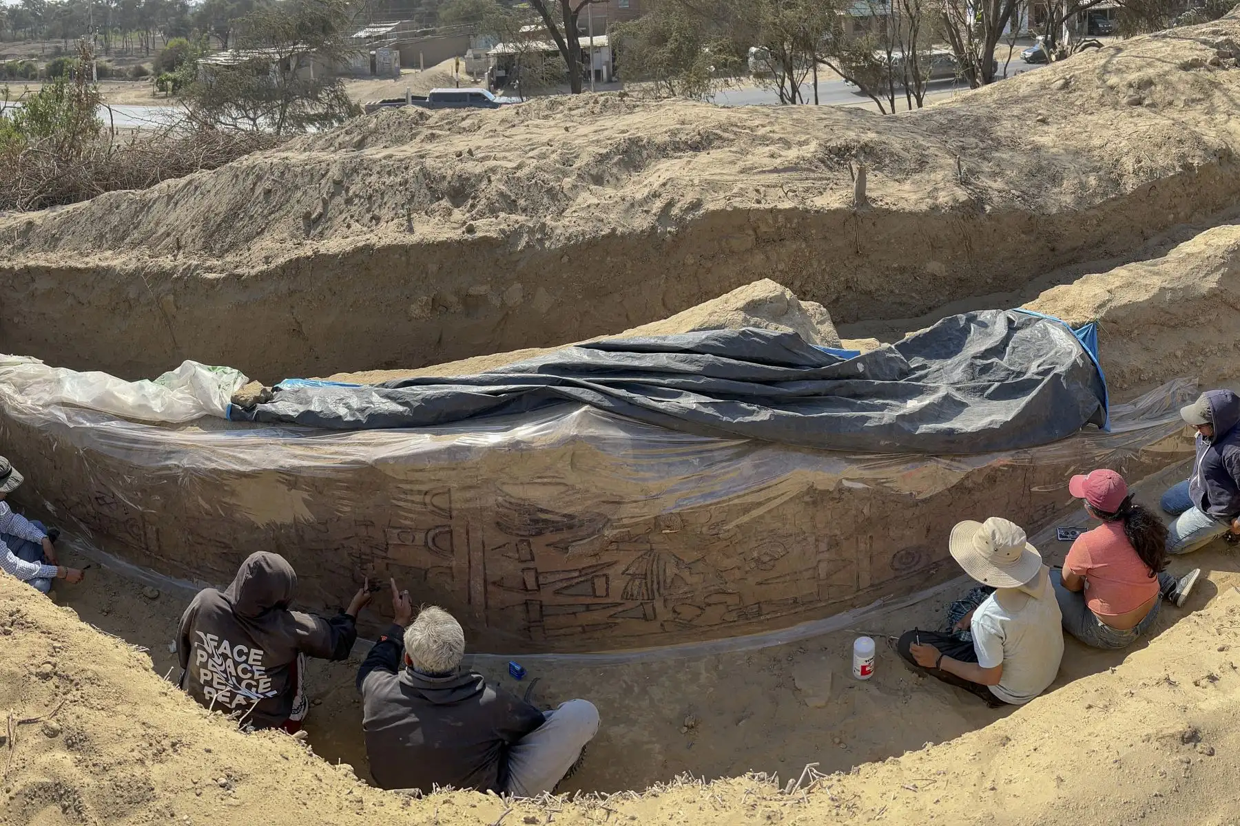 Investigadores peruanos y suizos redescubrieron una pintura mural de origen prehispánico con escenas mitológicas en la Huaca Pintada, ubicada en el distrito de Íllimo, en la provincia y región Lambayeque, informó el arqueólogo de la Universidad de Friburgo de Suiza, Sam Ghavami.
Foto: AFP