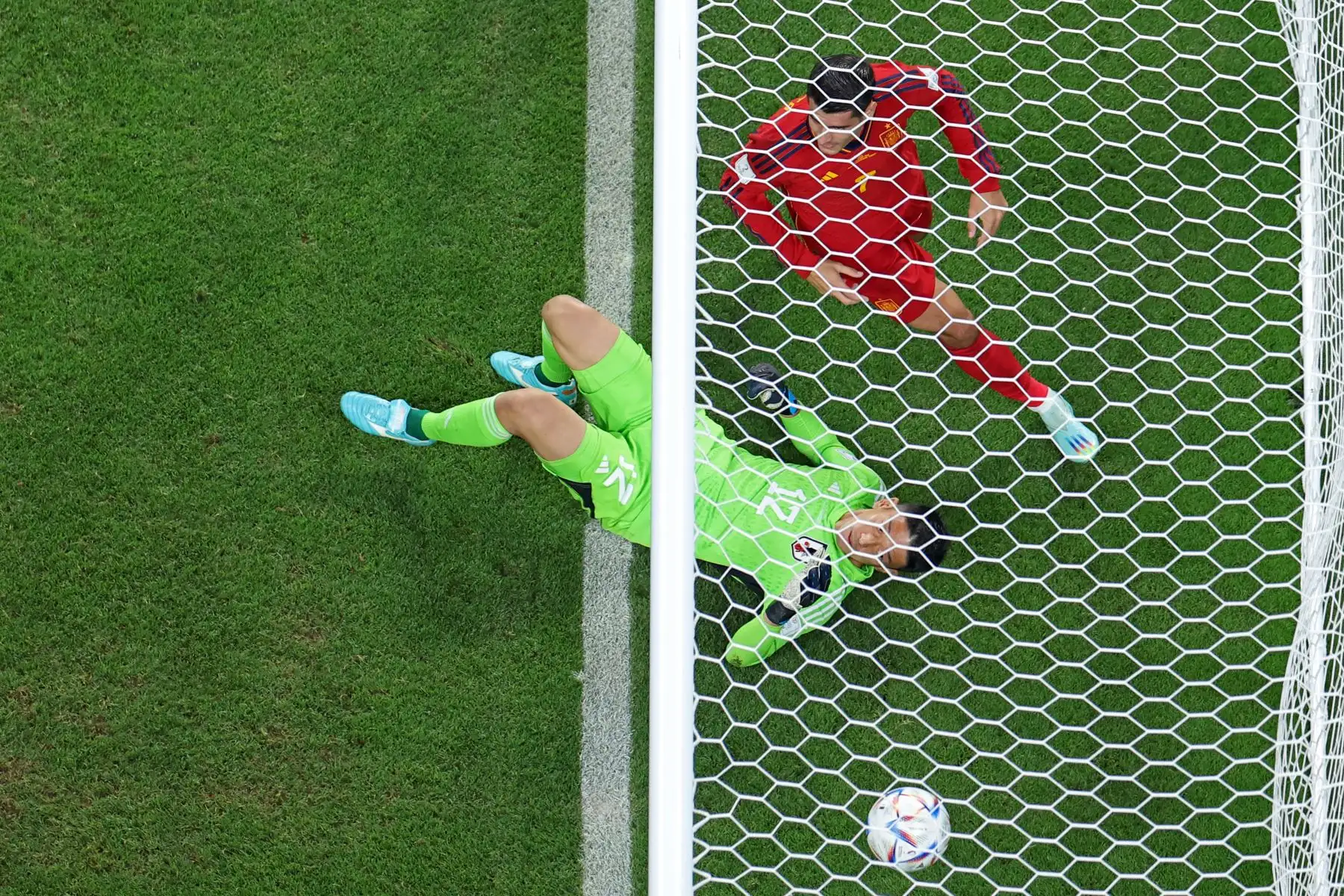El delantero español Álvaro Morata anota el primer gol superando al portero japonés #12 Shuichi Gonda durante el partido de fútbol del Grupo E de la Copa Mundial de Qatar 2022 entre Japón y España en el Estadio Internacional Khalifa en Doha el 1 de diciembre de 2022.
Foto: AFP