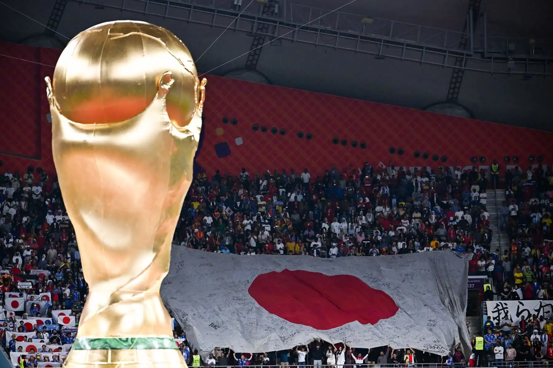 Los fanáticos de Japón muestran una bandera gigante de Japón antes del partido de fútbol del Grupo E de la Copa Mundial de Qatar 2022 entre Japón y España en el Estadio Internacional Khalifa en Doha el 1 de diciembre de 2022.
Foto: AFP