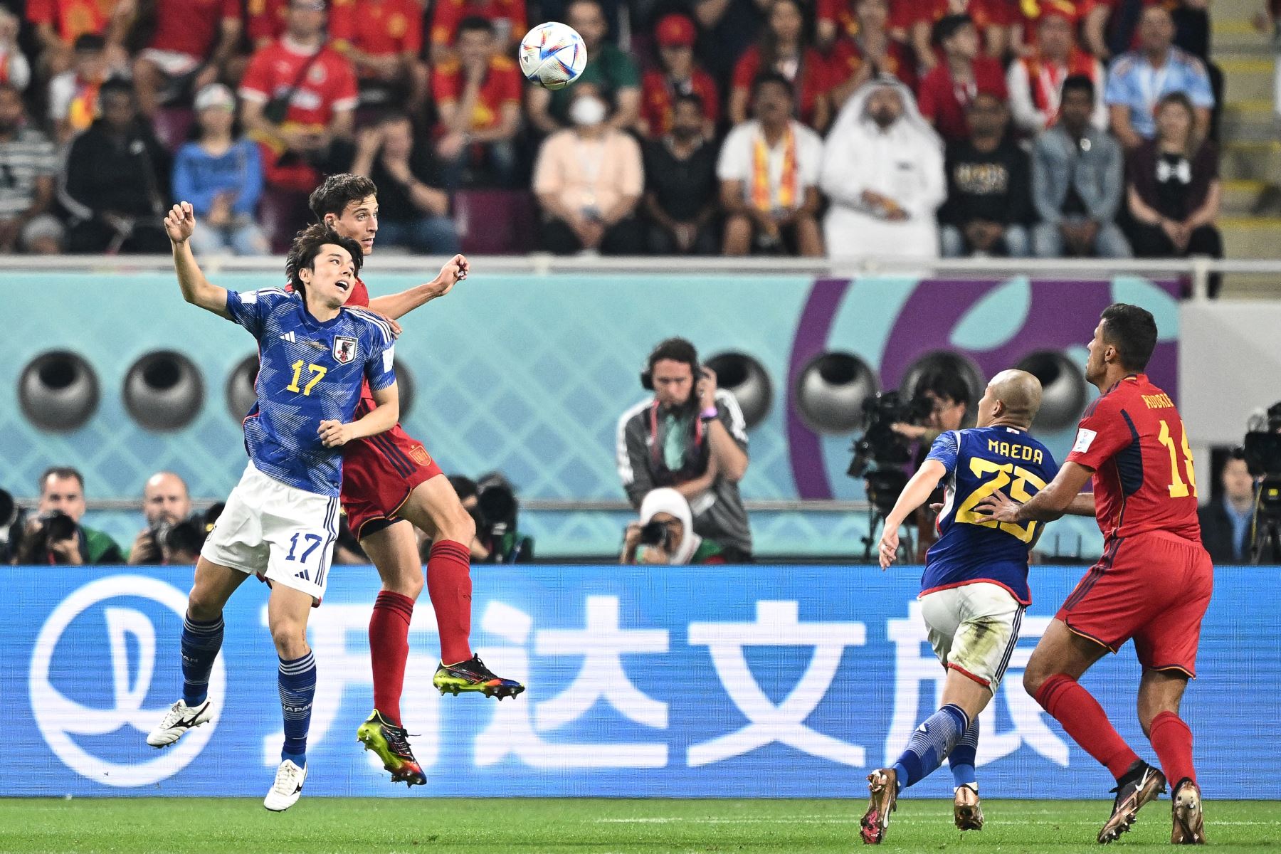 El mediocampista japonés Ao Tanaka lucha por el balón con el defensor español Pau Torres durante el partido de fútbol del Grupo E de la Copa Mundial Qatar 2022 entre Japón y España en el Estadio Internacional Khalifa en Doha el 1 de diciembre de 2022.
Foto: AFP