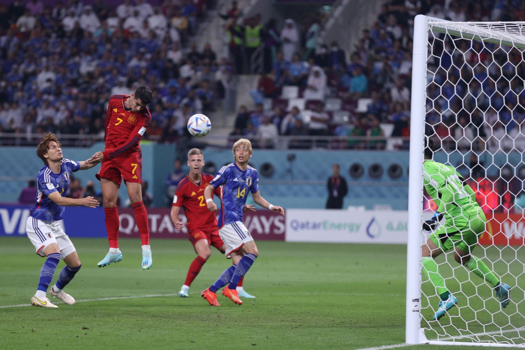 El delantero español Álvaro Morata cabecea el balón y anota el primer gol de su equipo durante el partido de fútbol del Grupo E de la Copa Mundial Qatar 2022 entre Japón y España en el Estadio Internacional Khalifa en Doha el 1 de diciembre de 2022.
Foto: AFP
